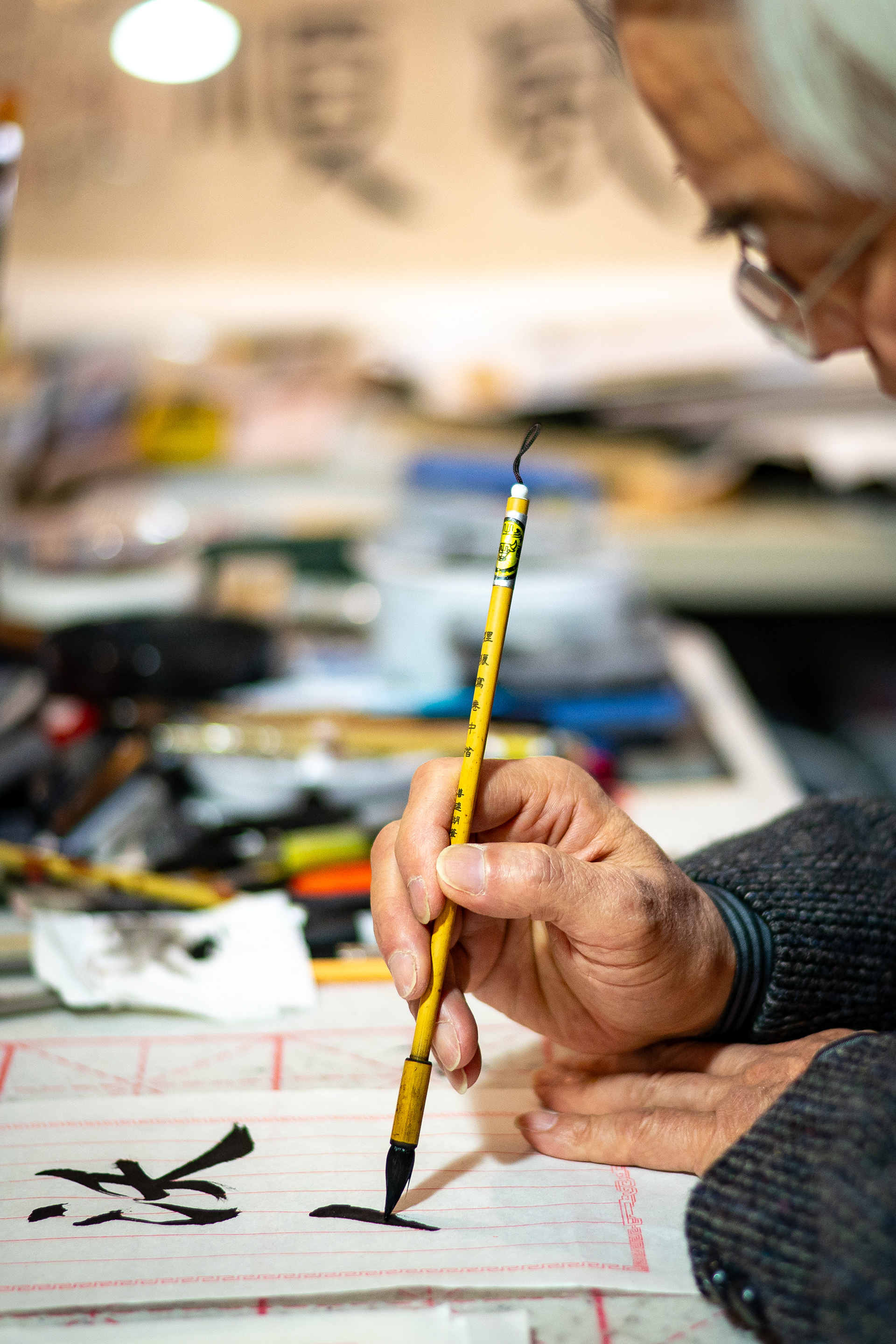 Andong Wang faisant de la calligraphie  Andong Wang doing calligraphy  王安東在冩書法