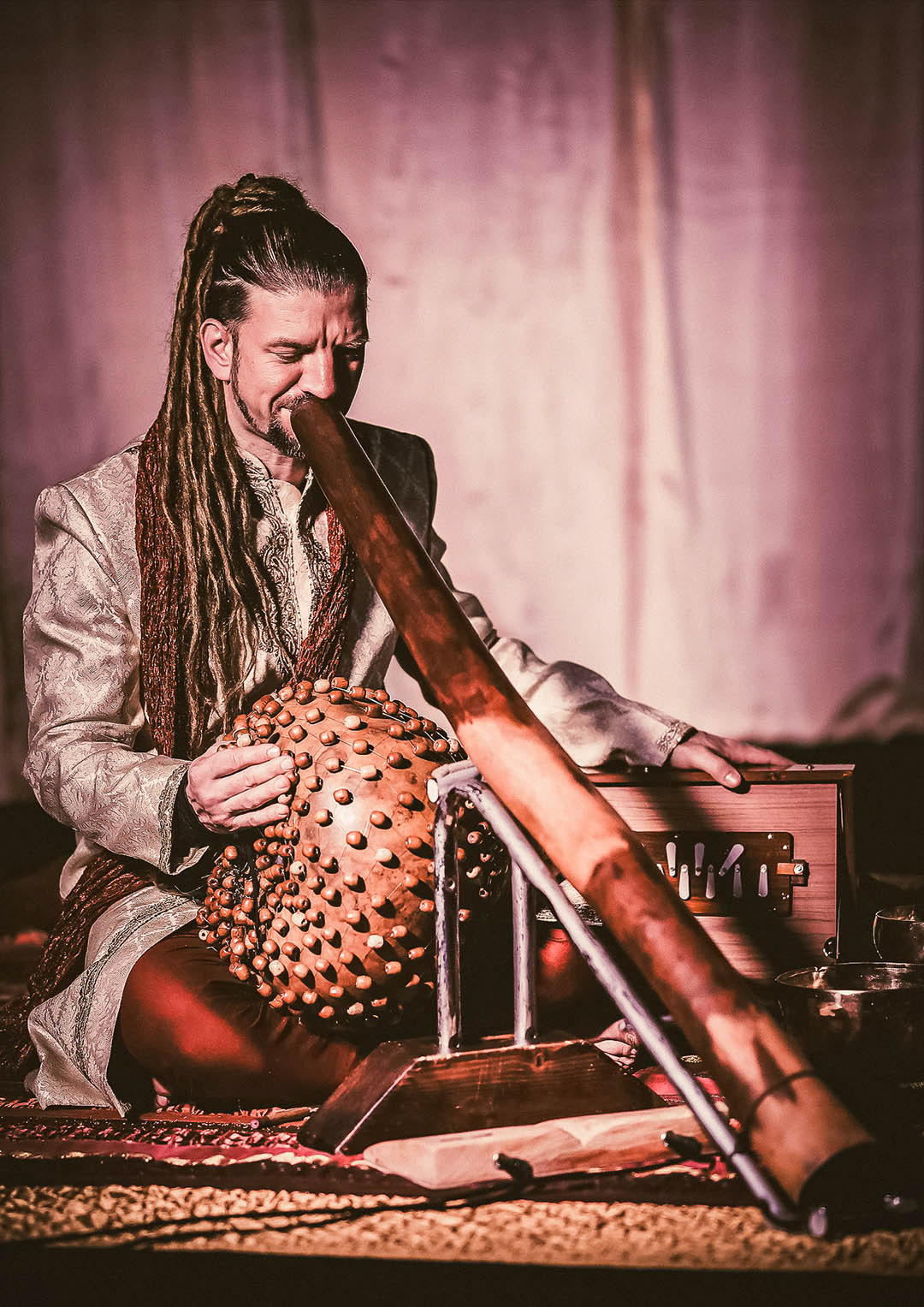 gwam art Koundoo musicien compositeur jouant du didgeridoo, et instruments du monde