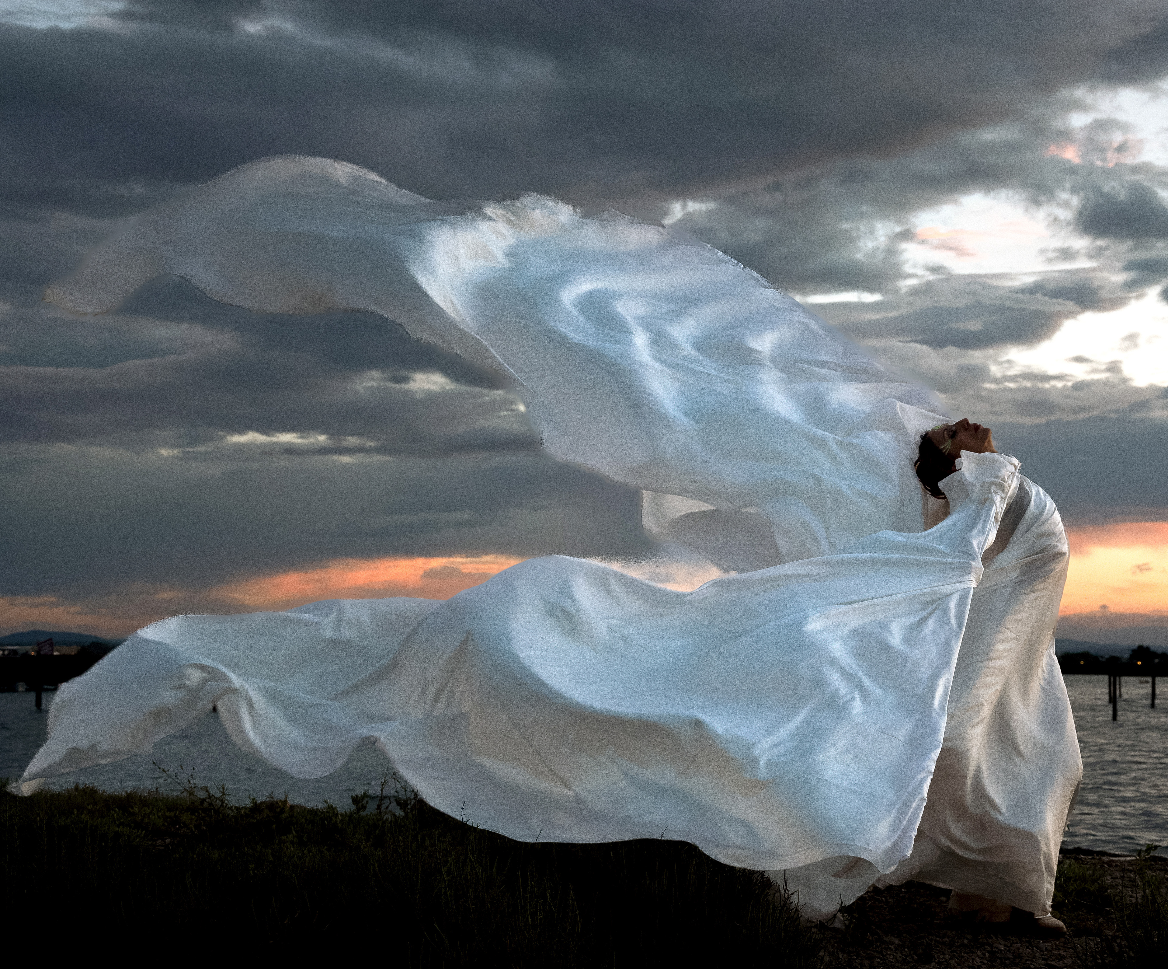 gwam dansant dans ses ailes de Loie fuller au coucher de soleil