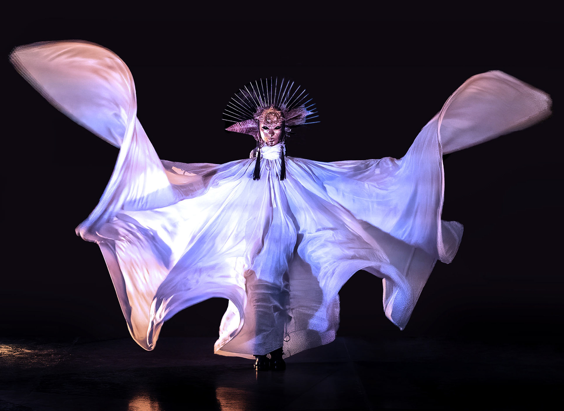Double personnage Suna-Luna dans la robe aux ailes de soie