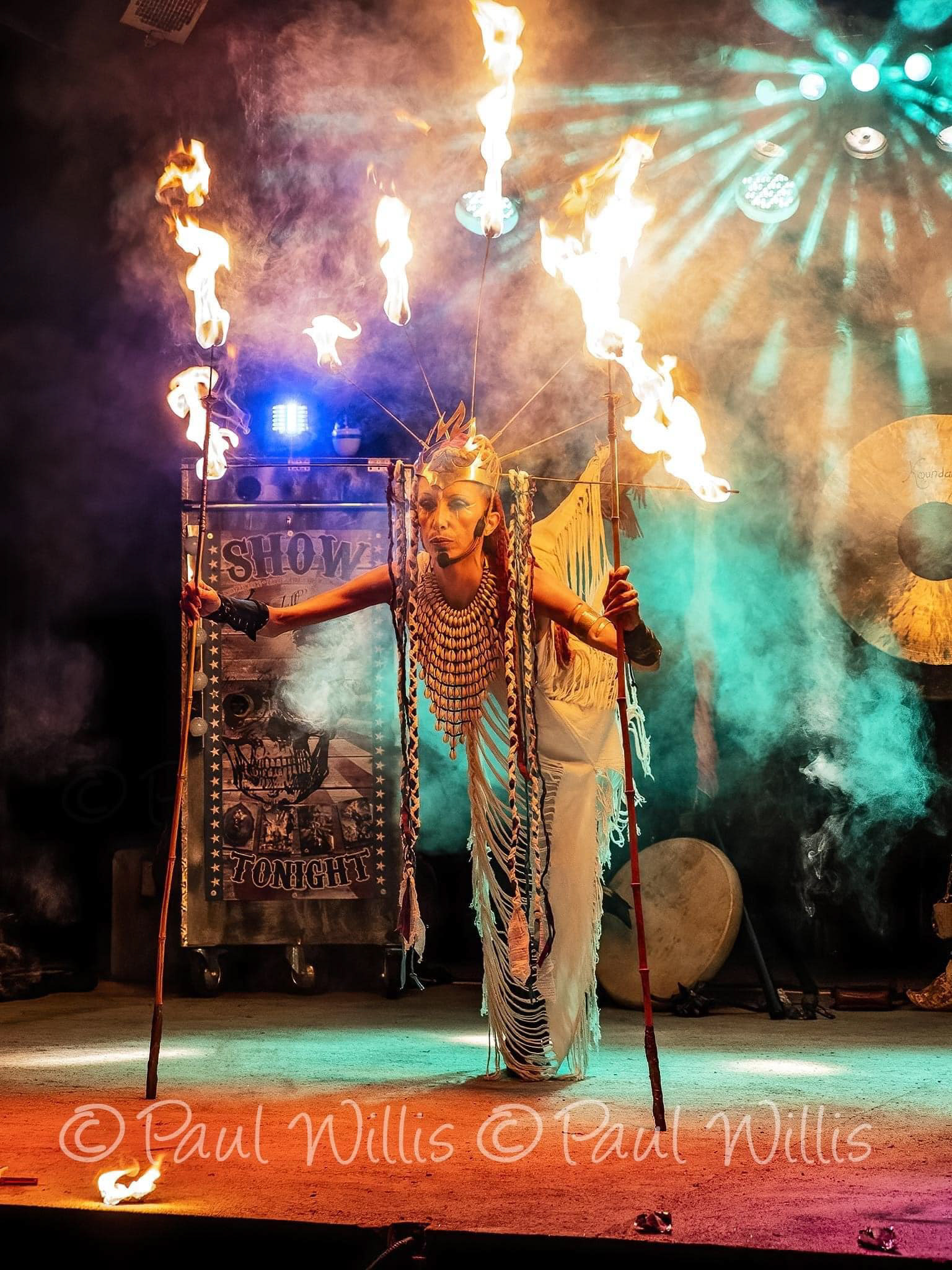Danse coiffe de Feu aux sept flammes avec bâtons bambous enflammés