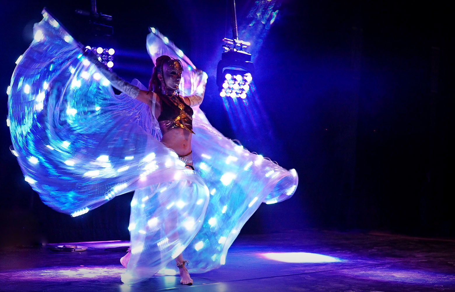 Danse ailes d'Isis lumineuses - photo Filip