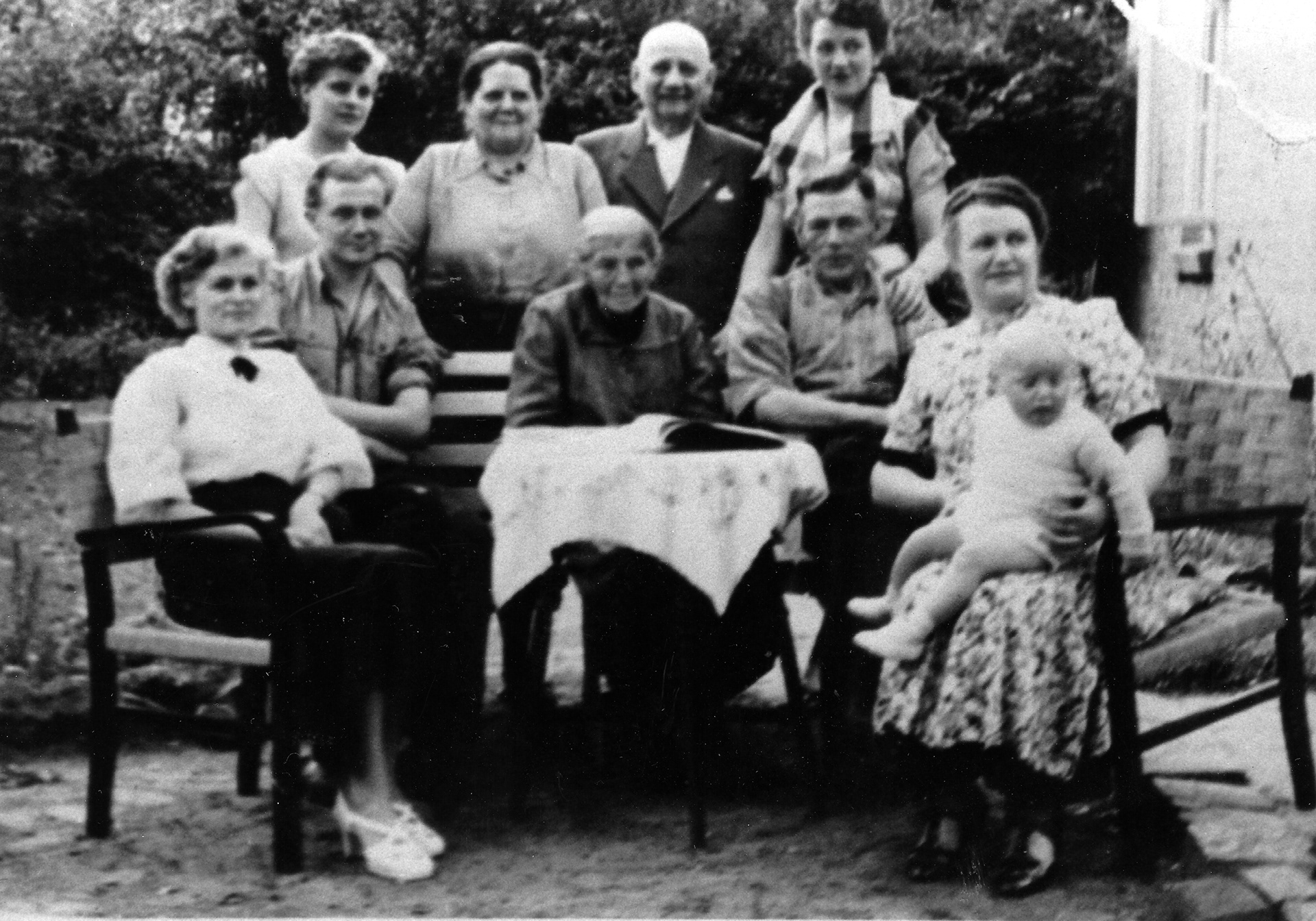 1954: Familie Meier. Wolfgang (Kind), Günther (2.v.l.) und Wilhelm II (2.v.r.)