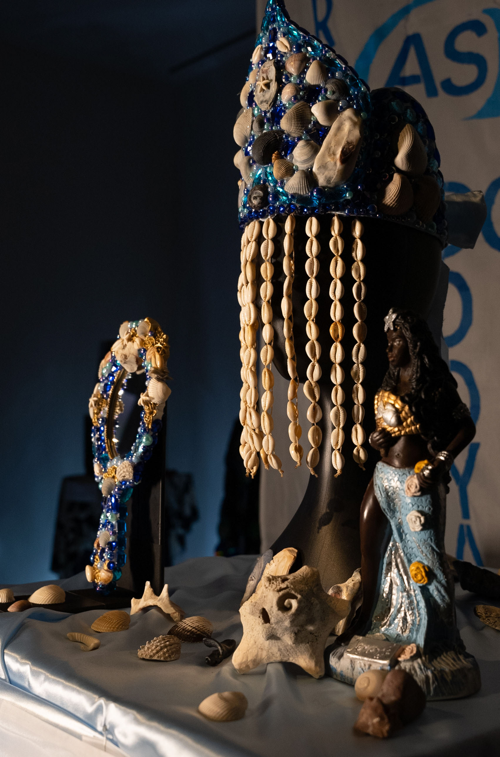 Installation view of "Odoya lemanjá" by Sabrina Nicacio.