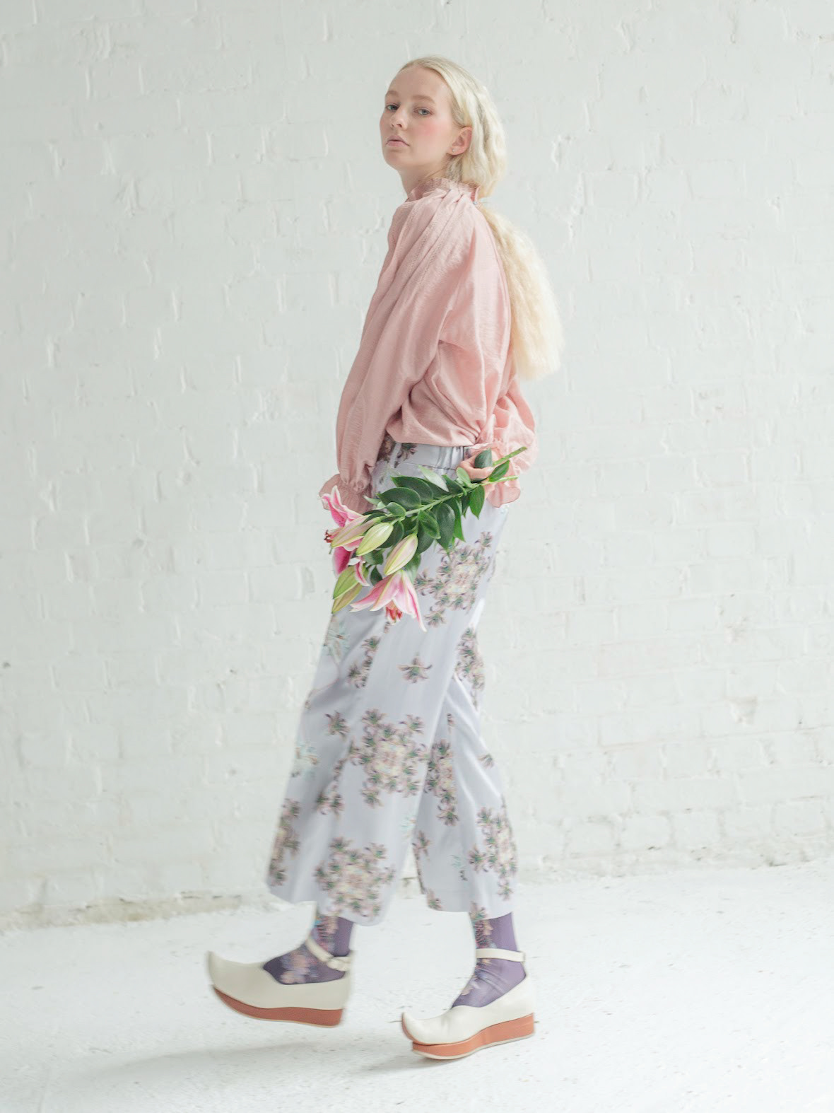 A Tuck trouser with Floating Crest Flower print -Lavender colour