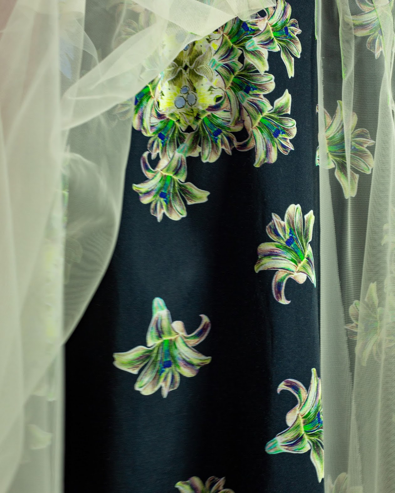 Floating Crest Flower print with Cupro and Cotton fabric