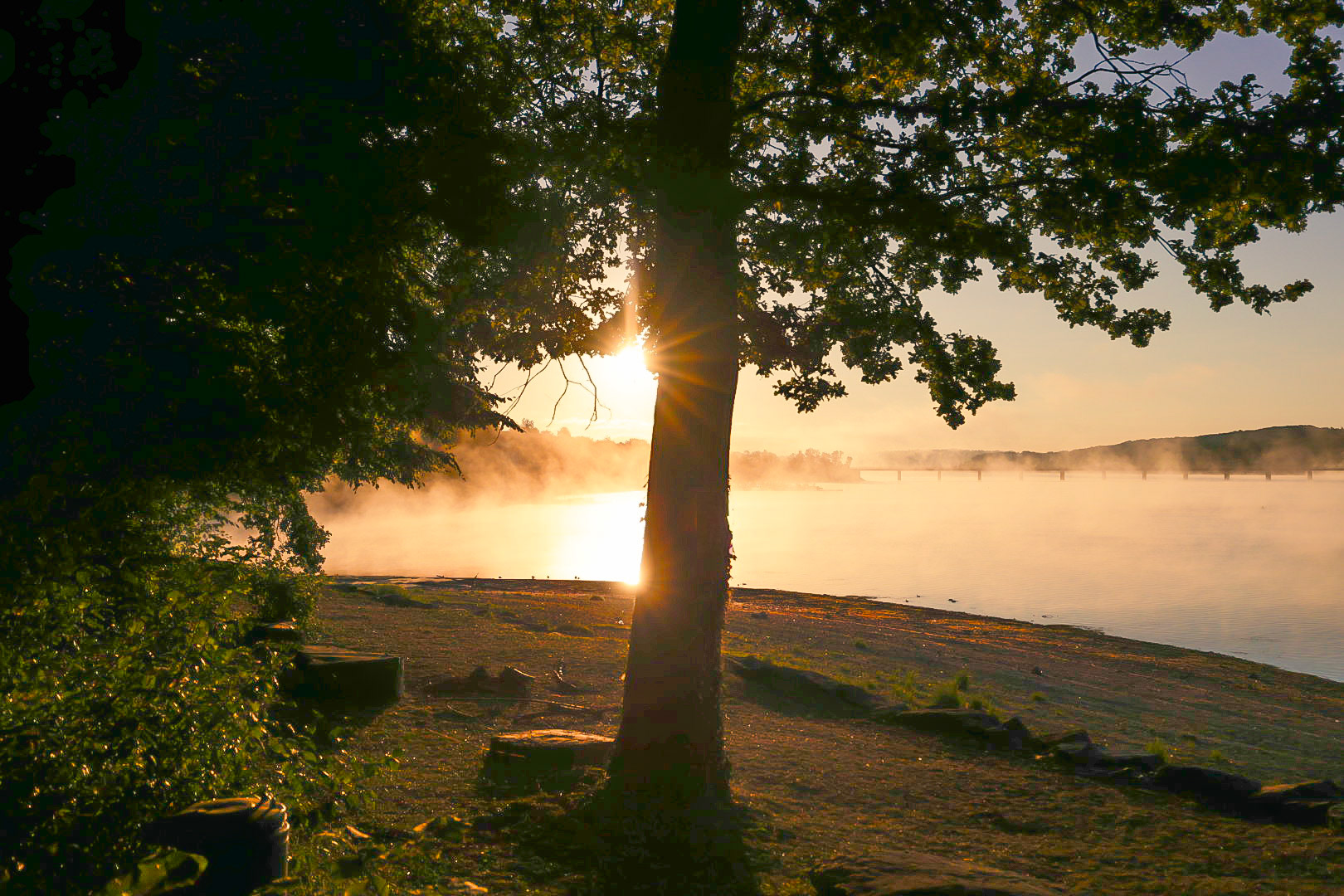 Mit jeder Minute vertreibt die aufgehende Sonne die Morgennebel am Möhnesee [Möhnesee 2025] (Canon EOS R6m2, EF16-35mm ƒ4L IS USM, ISO 160 35 mm 0.7 ev ƒ4.5 1/2500 Sek.)
