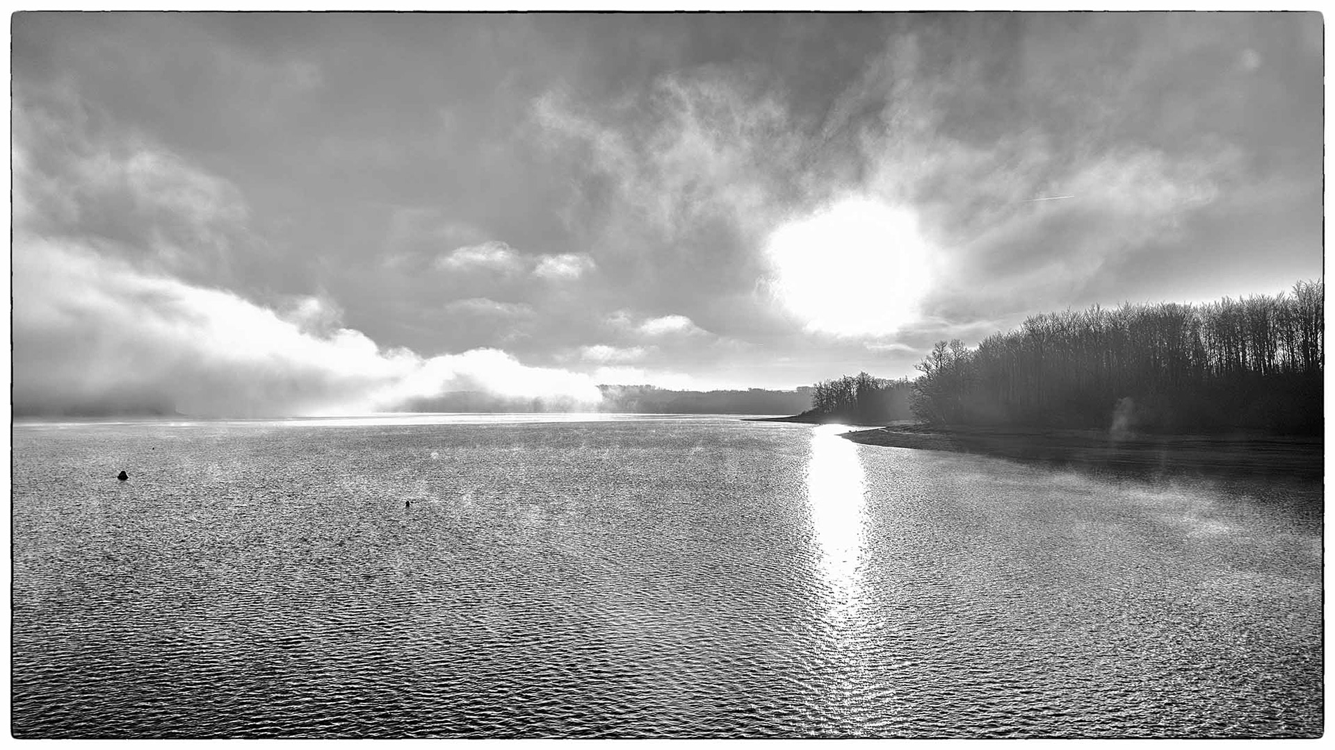 Möhnesee im winterlichen Morgenlicht