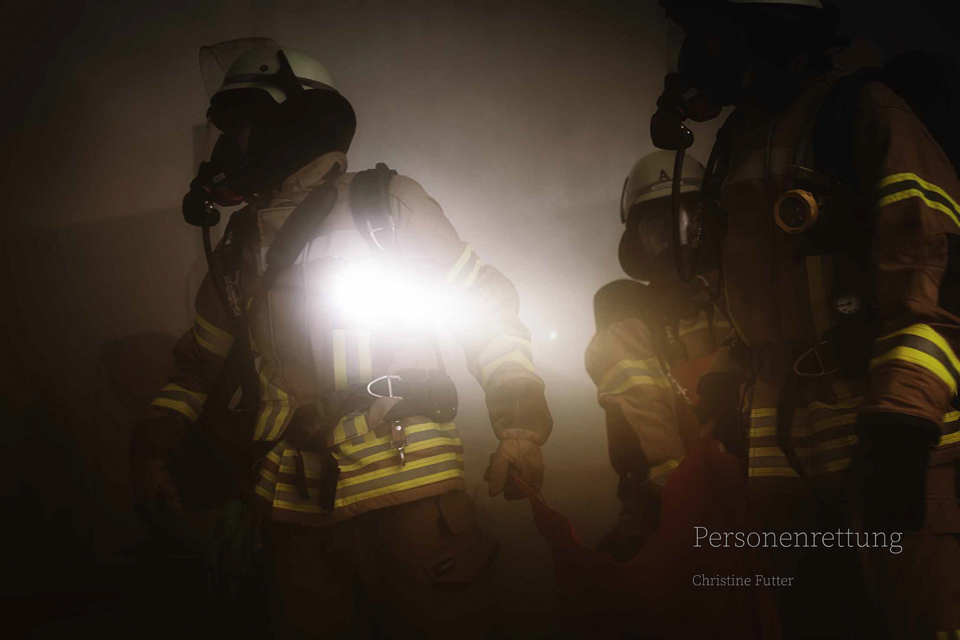 Menschenrettung hat die höchste Priorität. Der Qualm kommt aus der Nebelmaschine, aber der Schweiß unter den Atemschutzgeräten ist echt. Auch bei dieser Übung der Feuerwehr im Kreis Soest hat der Tragetrupp zuerst einen 'verletzten' Notfalldarsteller gesucht, bringt ihn an einen sicheren Ort und übergibt ihn zügig dem Rettungsdienst.