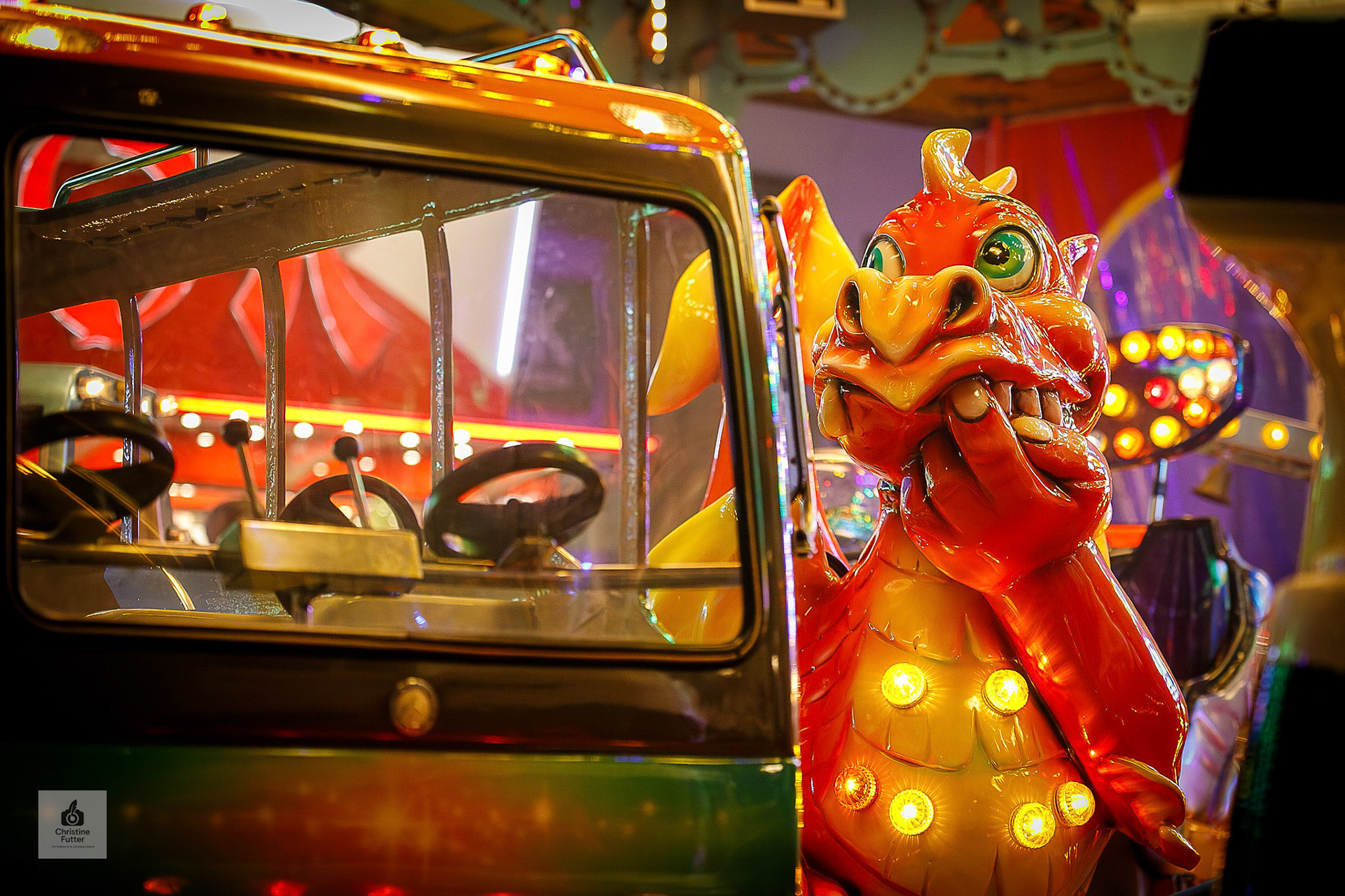 Dieser kleine Drachen auf der Soester Kirmes scheint sehr angestrengt über etwas nachzudenken. Oder hat er Angst? So viel Trubel ist ja nix für Tiere. [Soest 2023]