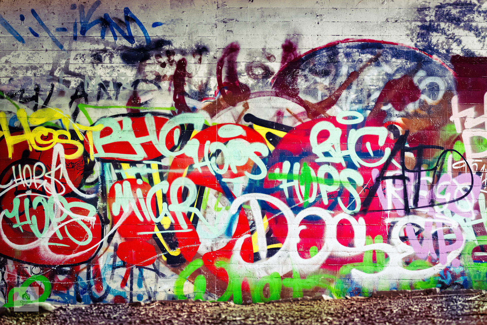 Ordnung ist nur die Müdigkeit des Geistes. Bunt, durcheinander, unleserlich - Mit der Zeit mehmen die Übermalungen Überhand. [Neheim, unter der Autobahn, 2025] (Canon EOS R5, EF70-300mm ƒ4-5.6L IS USM, ISO 12800 150 mm 0 ev ƒ5 1/500 Sek.)