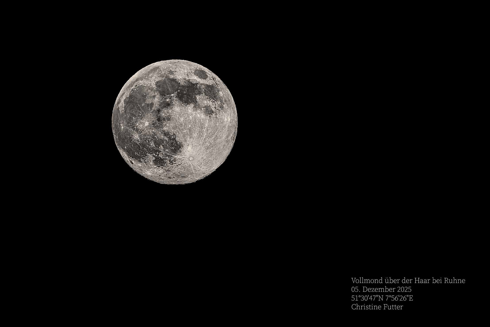 Vollmond über der Haar bei Ruhne am 05. Dezember 2025,  Standort 51°30'47"N 7°56'26"E, 2°C, Ostwind um 4 Bft.,  ,  