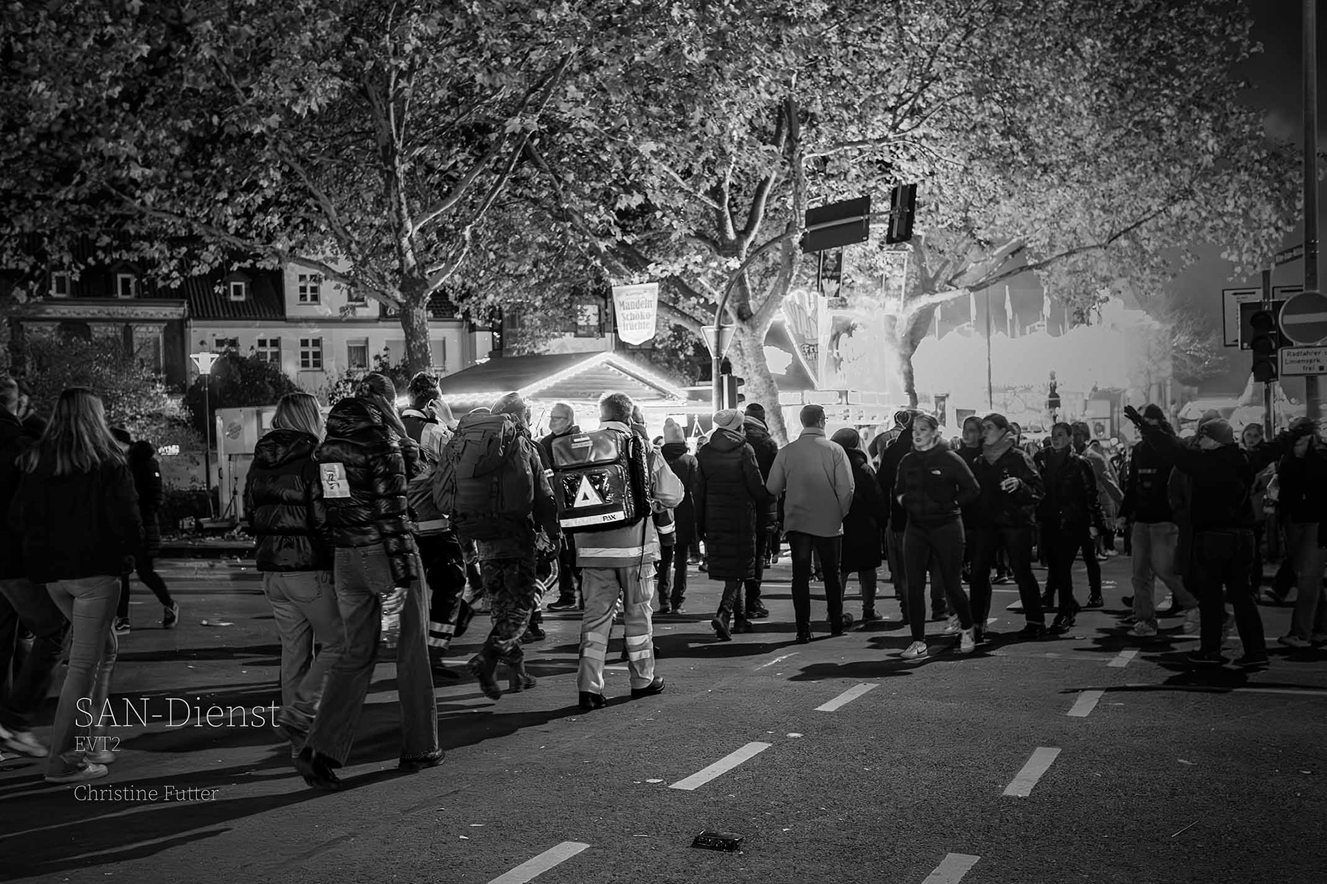 Die ehrenamtlichen Sanitäter*innen fallen in der Menge kaum auf. Die meisten Kirmesbesucher bemerken sie erst, wenn sie sie brauchen. Tagsüber fallen meist Kleinigkeiten an. Geklemmte Finger, Kreislaufschwäche. Mit hereinbrechender Nacht wechselt das Publikum und mit ihm die Verletzungsmuster. Dann fordern Stürze, Schnittwunden oder Alkohol das Sanitätspersonal. Nach dem Abendessen beginnen, vorzugsweise am Wochenende, die ersten Krankentransporte. Ab dann, fahren die Besatzungen der Rettungswagen einen Transport nach dem anderen.