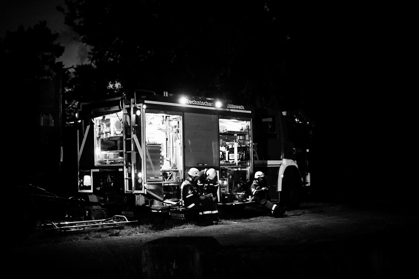 Nächtliche Pause nach einem sehr heißen Tag ist die abendliche Kühle eine Befreiung. 3 Tage Großübung des THW und Rettungshundestaffeln in Wesel