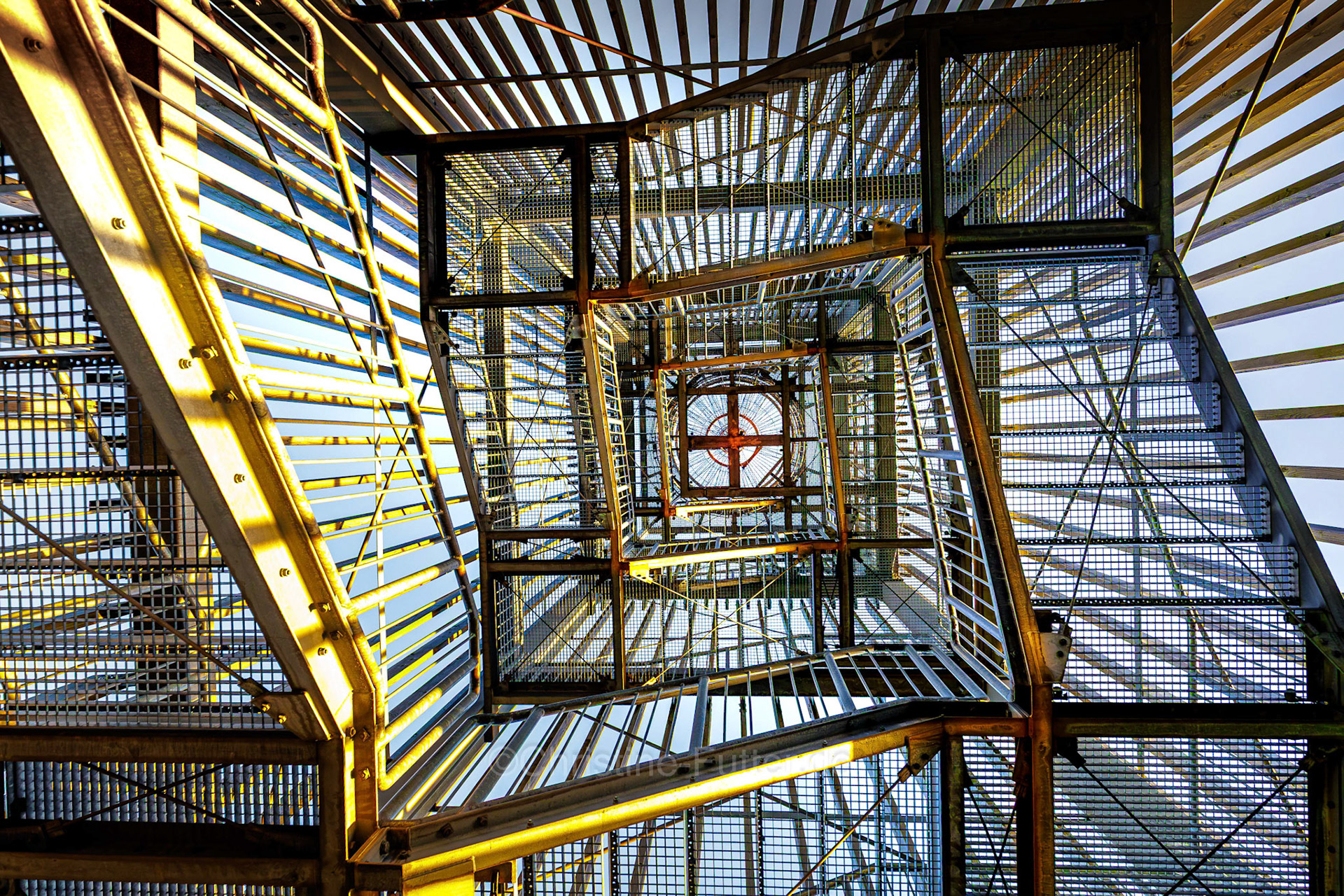 Möhneturm-Ansichten bei Sonnenaufgang [Möhnesee 2025] (Canon EOS R6m2, EF16-35mm ƒ4L IS USM, ISO 1000 16 mm 0.7 ev ƒ4 1/400 Sek)