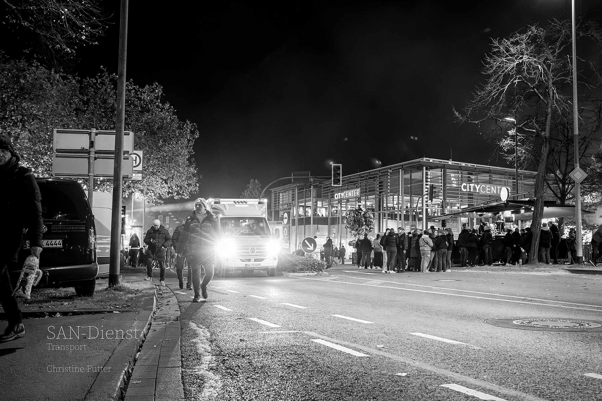 Hat sich ein Kirmesbesucher verletzt, sind die EVT die erste Anlaufstelle.  Je nach Verletzungsgrad, bringt man sie in eine der zwei Sanitätsstationen und von dort geht es, wie hier, am Soester Bahnhof, mit einem Rettungswagen in die nächste passende Notaufnahme.