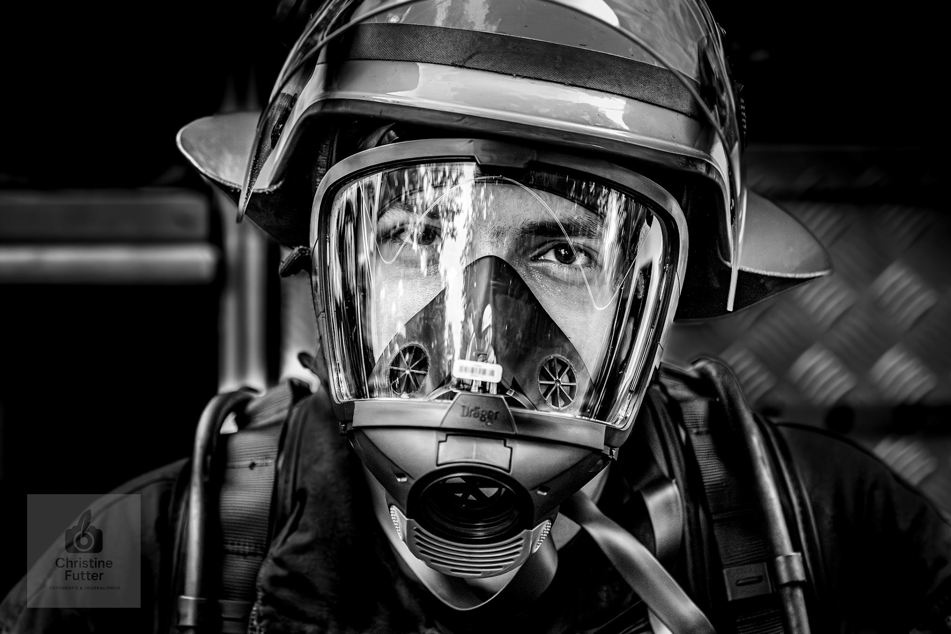 An diesem Tag im August kannte das Wetter keine Gnade mit den Einsatzkräften. Weder mit denen des THW, noch mit den Hundeführern. Dieser Wehrmann hat wenige Minuten später, mit einem Kameraden, unter Atemschutzausrüstung einen Dummy in drei Meter Höhe aus einem Kesselwagen befreit und in Sicherheit gebracht. 