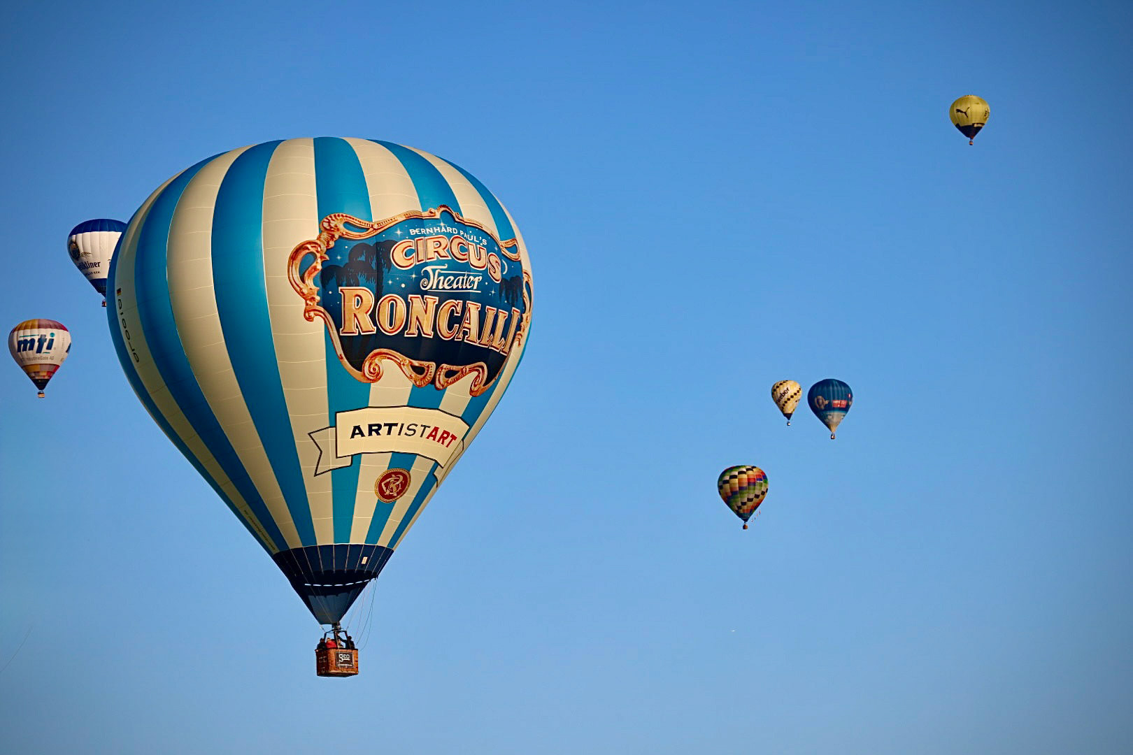 Roncalliballon - Warsteiner Montgolfiade [Warstein 2025] (Canon EOS R5, EF70-300mm ƒ4-5.6L IS USM, ISO 100 155 mm 0 ev ƒ5 1/640 Sek.)