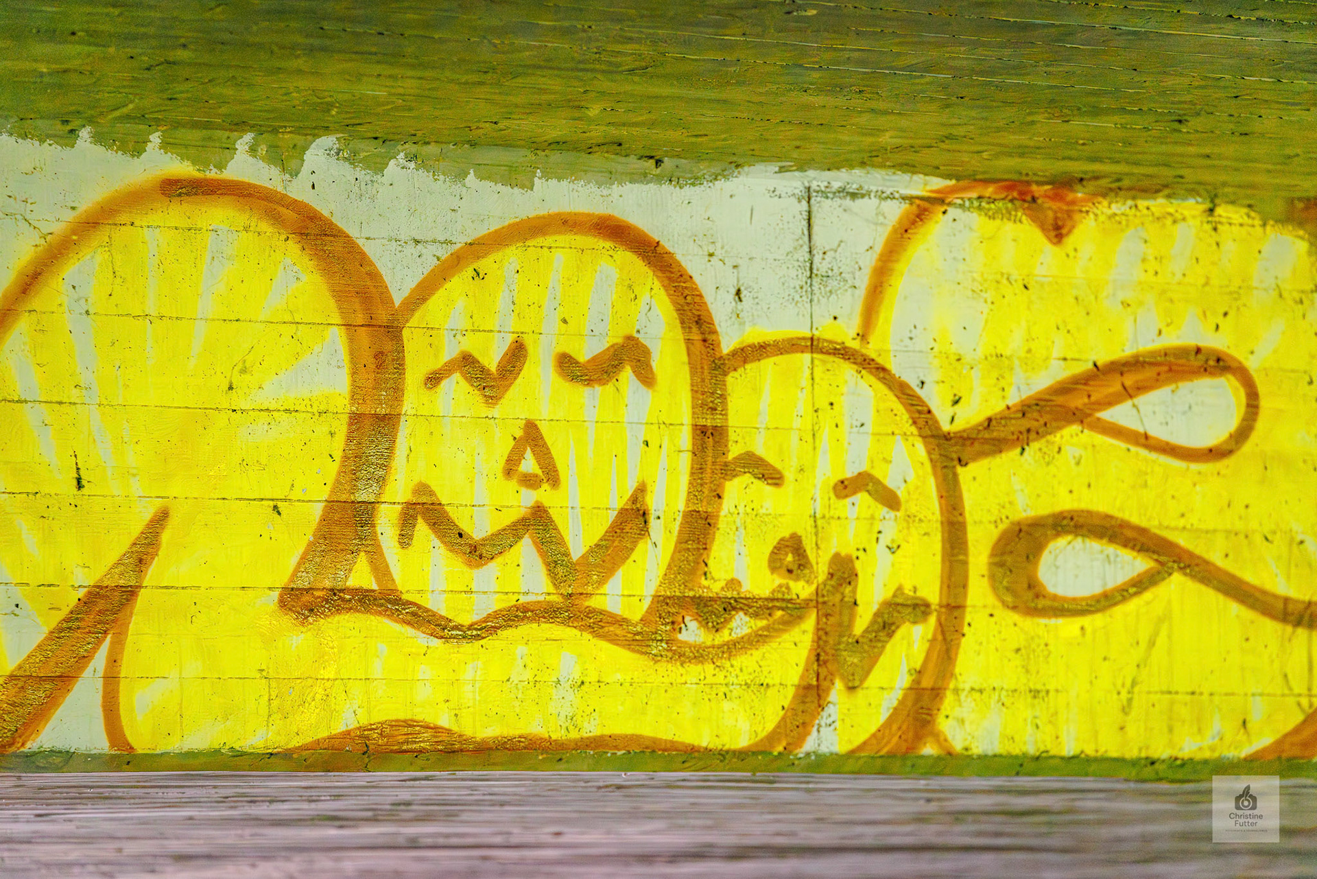 Verkniffen? Oder liegt in ihrem Starrsinn Wahrheit und Überdruss zugleich? Das Gelb ist jedenfalls fröhlich. [Neheim, Unter der Autobahn 2025]