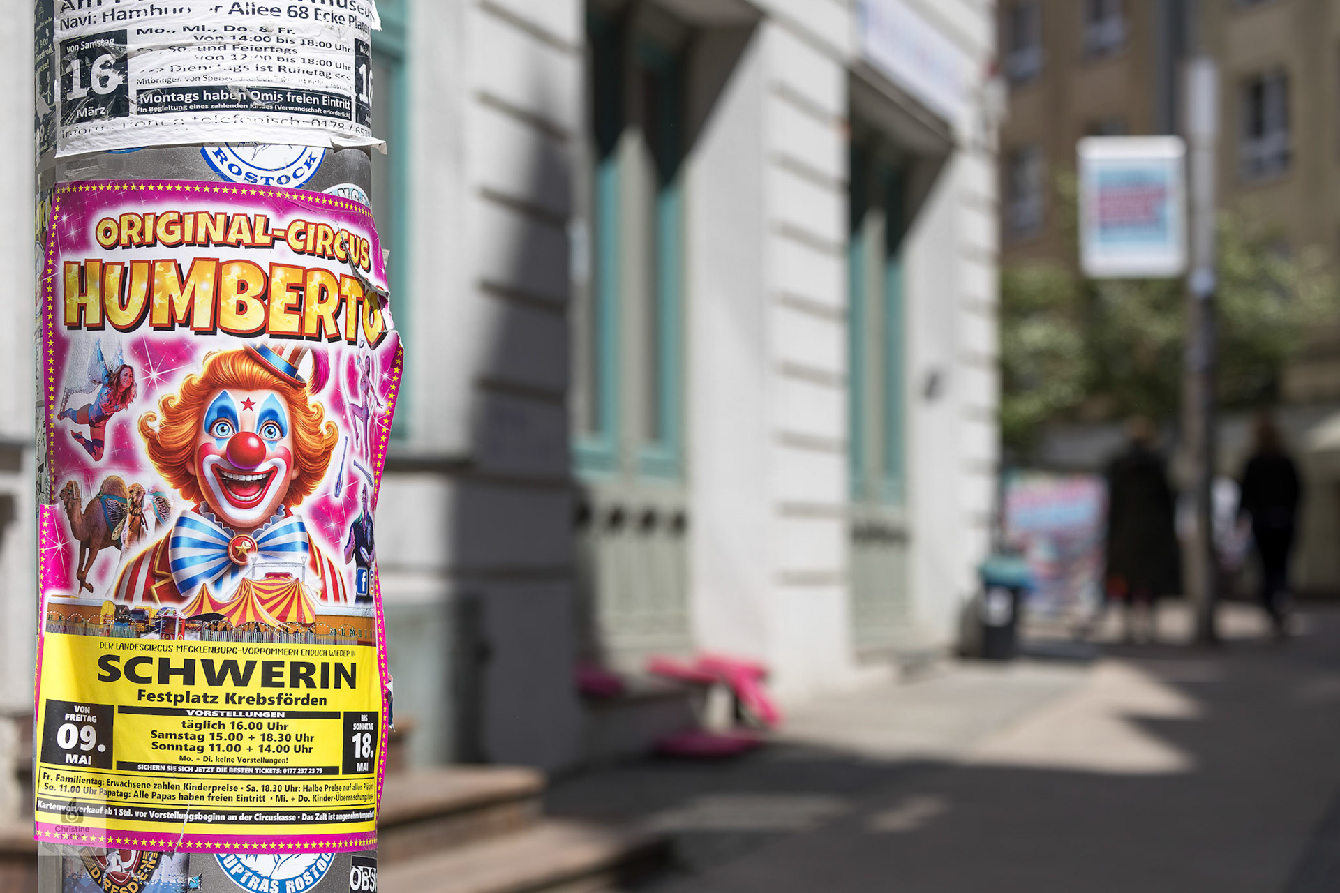 Zirkus ist eine vergängliche Kunst. Was bleibt ist ein Zettel dessen Farbe bald verblasst. [Warnemünde 2025]
