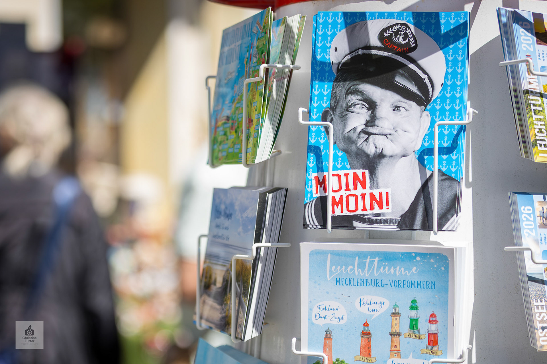 Poppey? Wer erinnert sich an die originale Comic-Vorlage für diese Postkarte?  [Warnemünde 2025] (Canon EOS R6m2, EF70-300mm ƒ4-5.6L IS USM ISO 1250 93 mm 0.5 ev ƒ4.5 1/8000 Sek.)