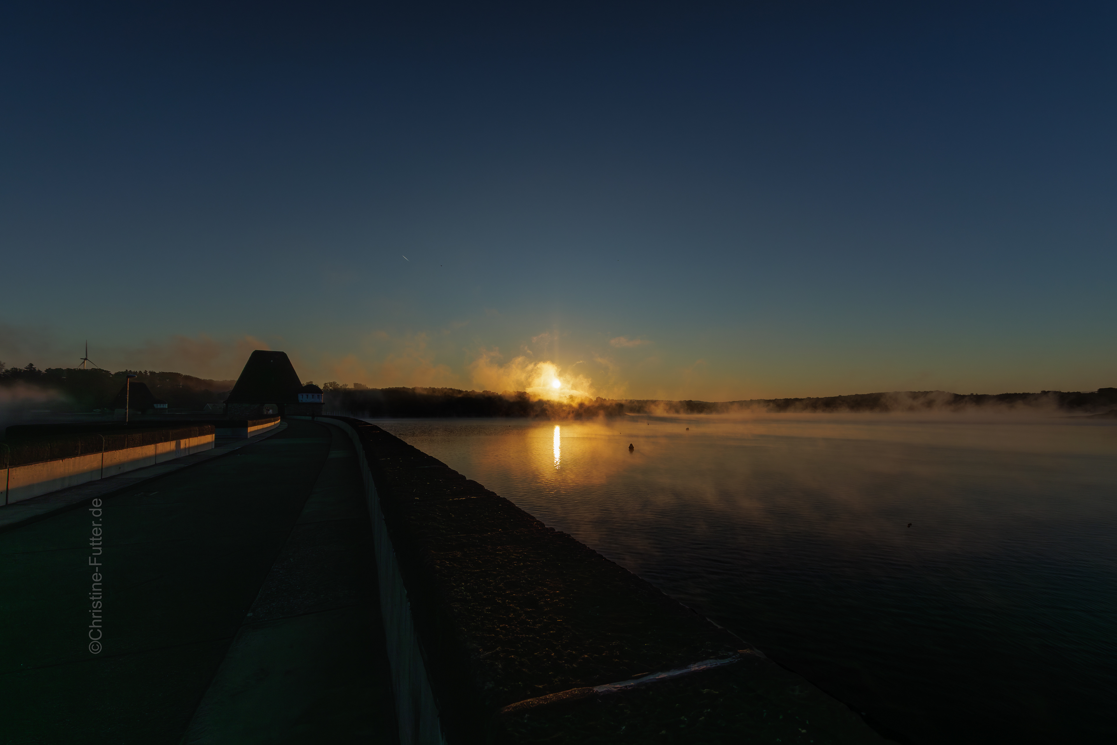 Morgennebel am Möhnestaudamm [Möhnesee 2025] (Canon EOS R6m2, EF16-35mm ƒ4L IS USM ISO 100 16 mm 0 ev ƒ7.1)