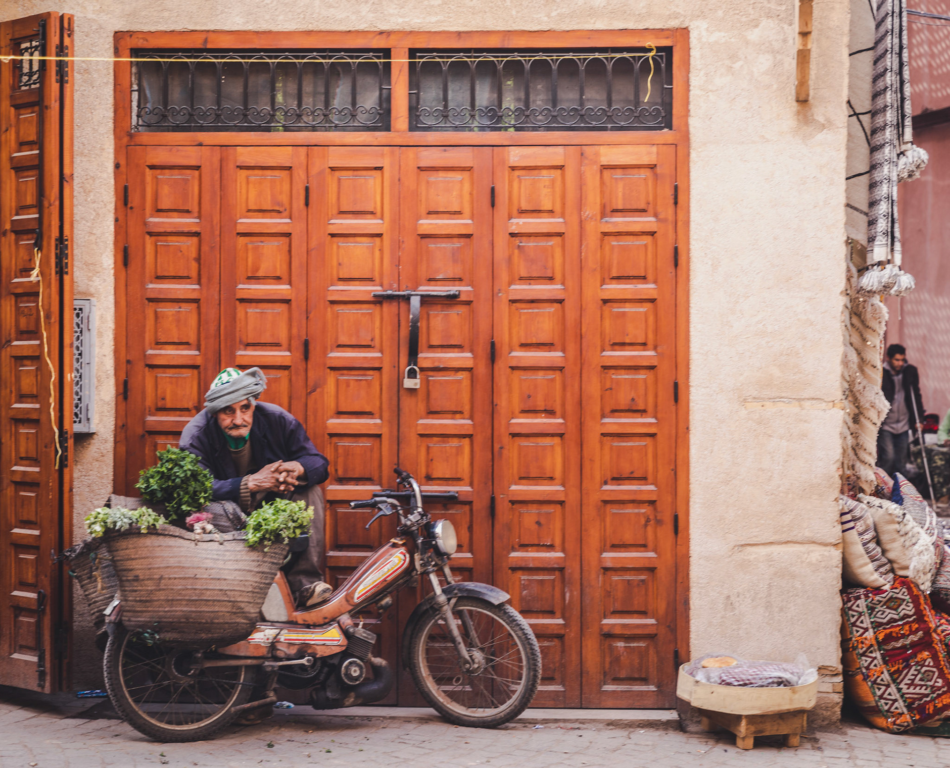 Un uomo con la sua bicicletta nel souk di Marrakech