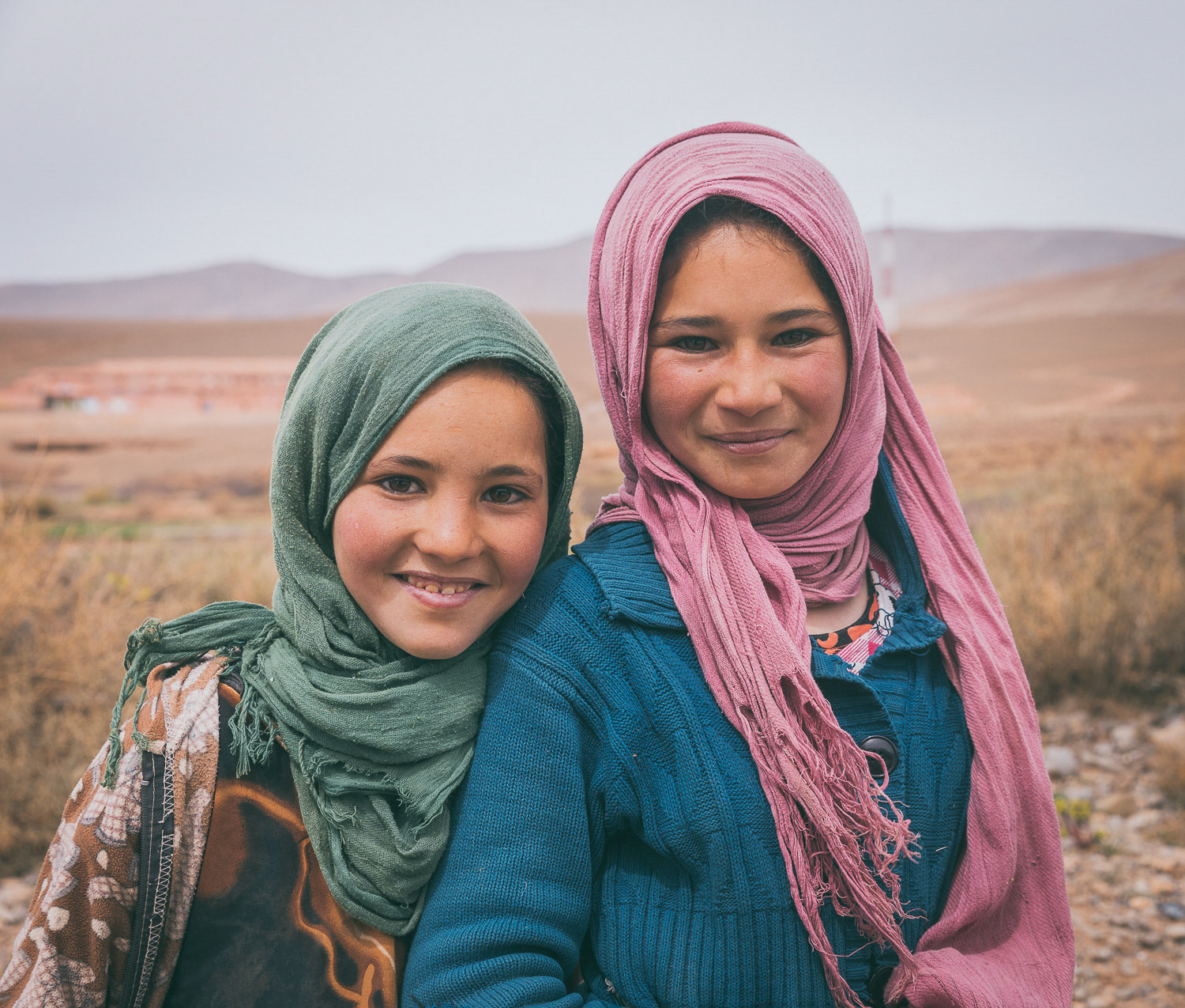 Due ragazze di origine berbera nel deserto marocchino