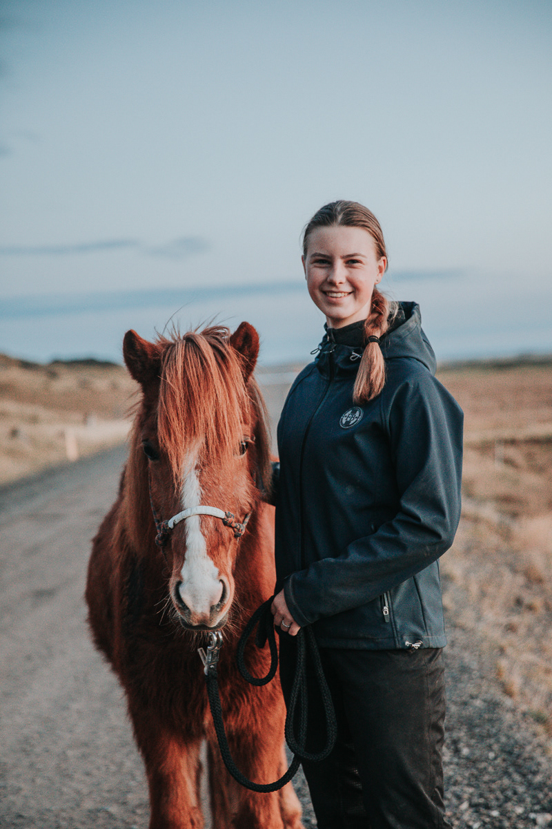 Muriel con il suo cavallo al rientro dalla passeggiata