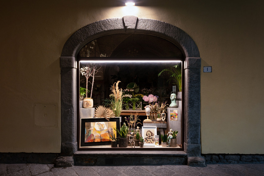  Artist Invasion project: La rinascita, mostra di lauraballa da Heaven flowers fioristi, Prato 