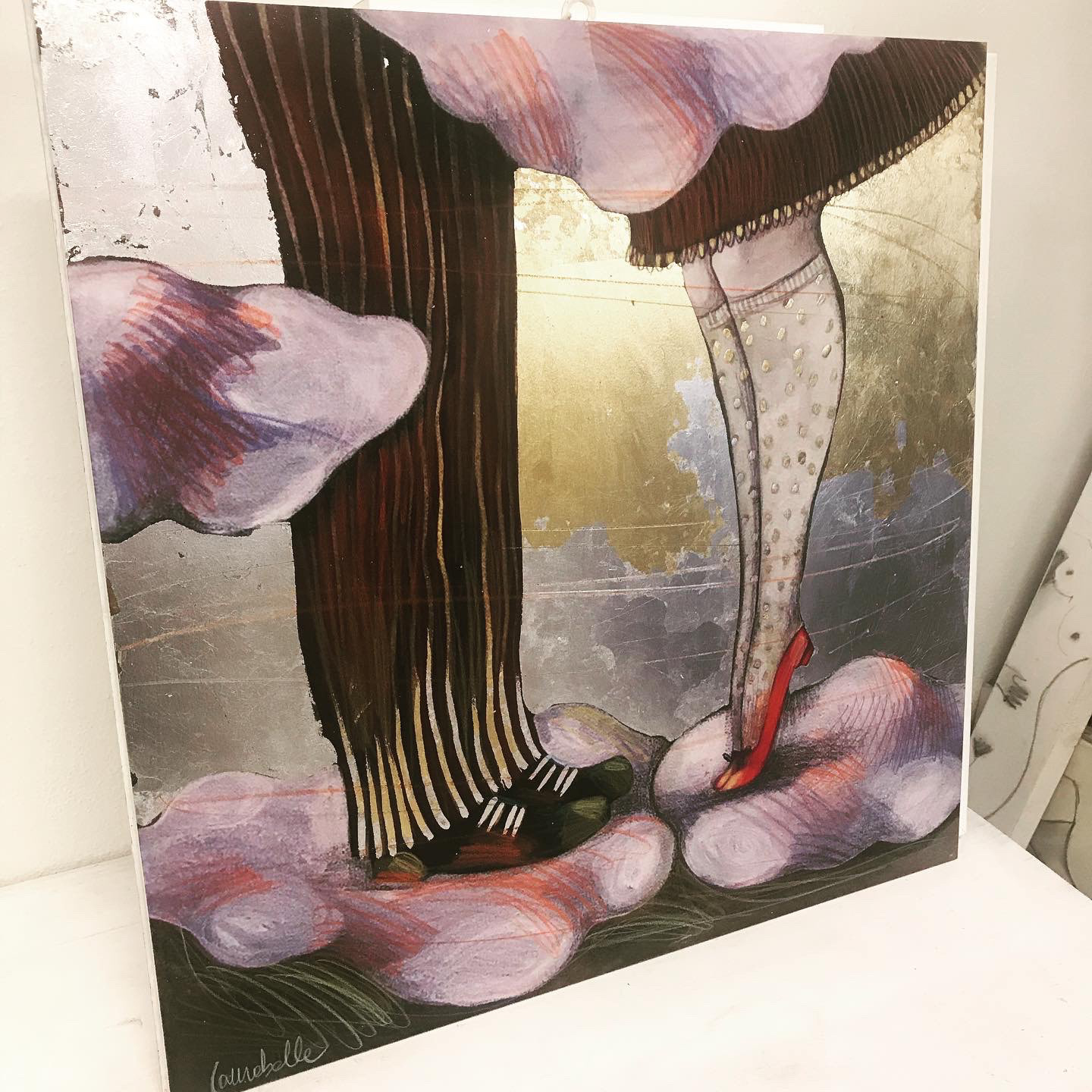 Esempio di intervento a mano con intervento con foglia oro, argento e acrilico