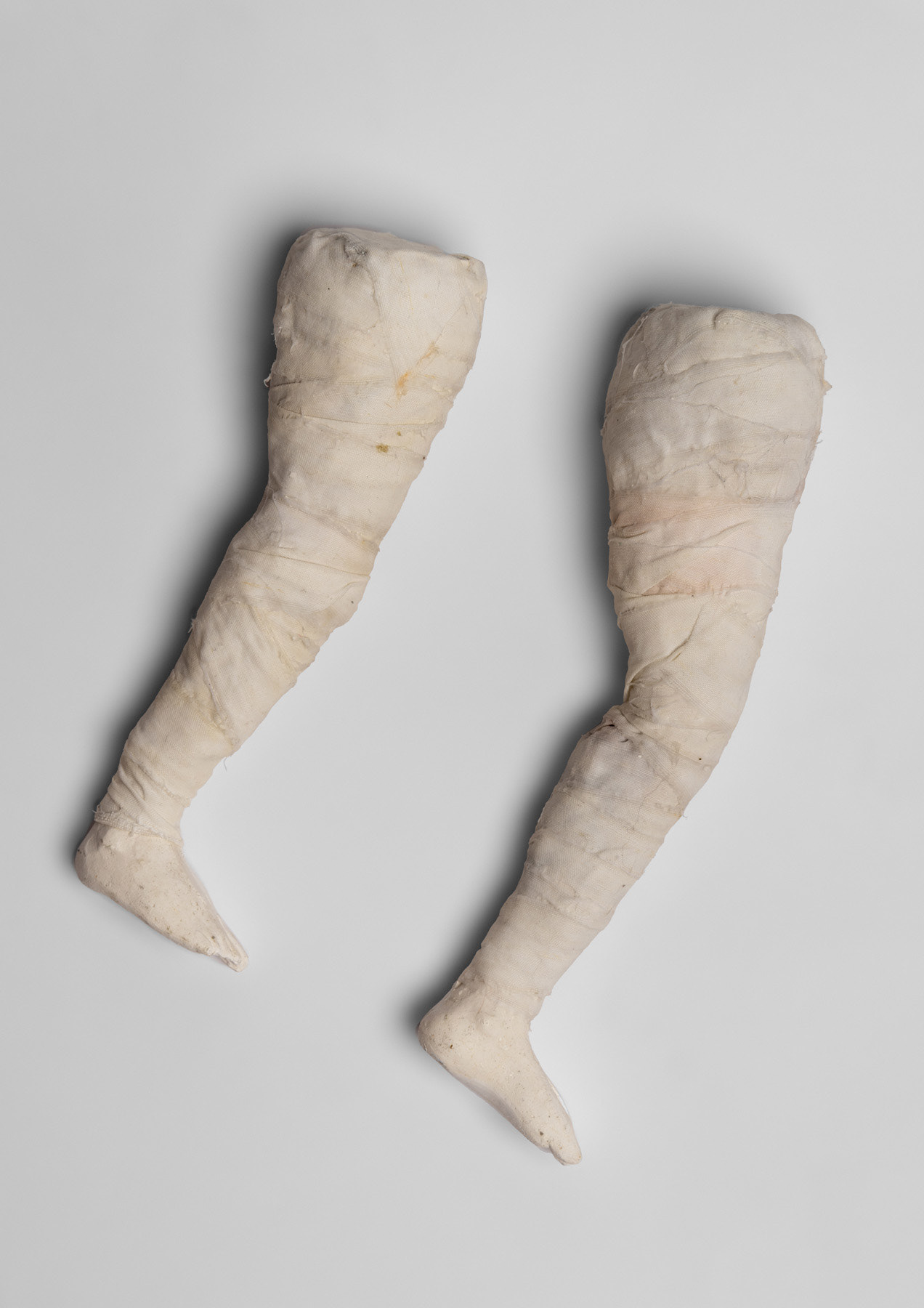 Un passo, 2020 gesso e garza  25x 17x 5 cm