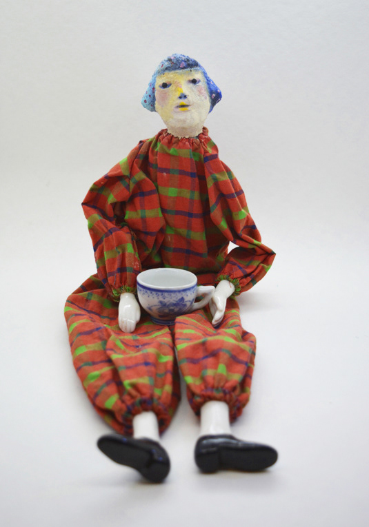 BIMBA CON TAZZINA, testa in pasta di legno, mani e scarpe in ceramica e vestito di stoffa 150euro