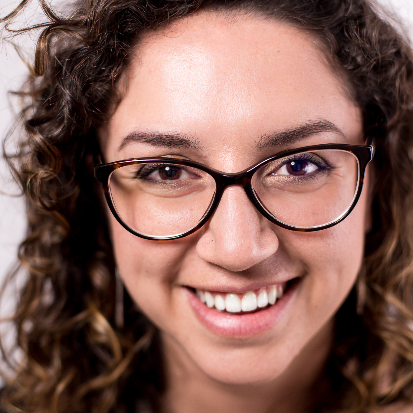 Lucía Rojas Quesada, sonriendo y viendo a la cámara