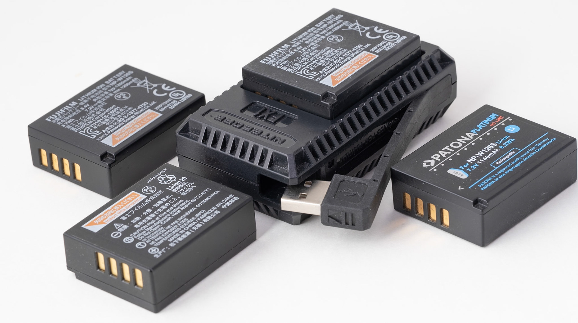 USB-lader til opladning af to batterier ad gangen - f.eks. når du er på farten. Fire batterrier samt original Canon oplader medfølger.