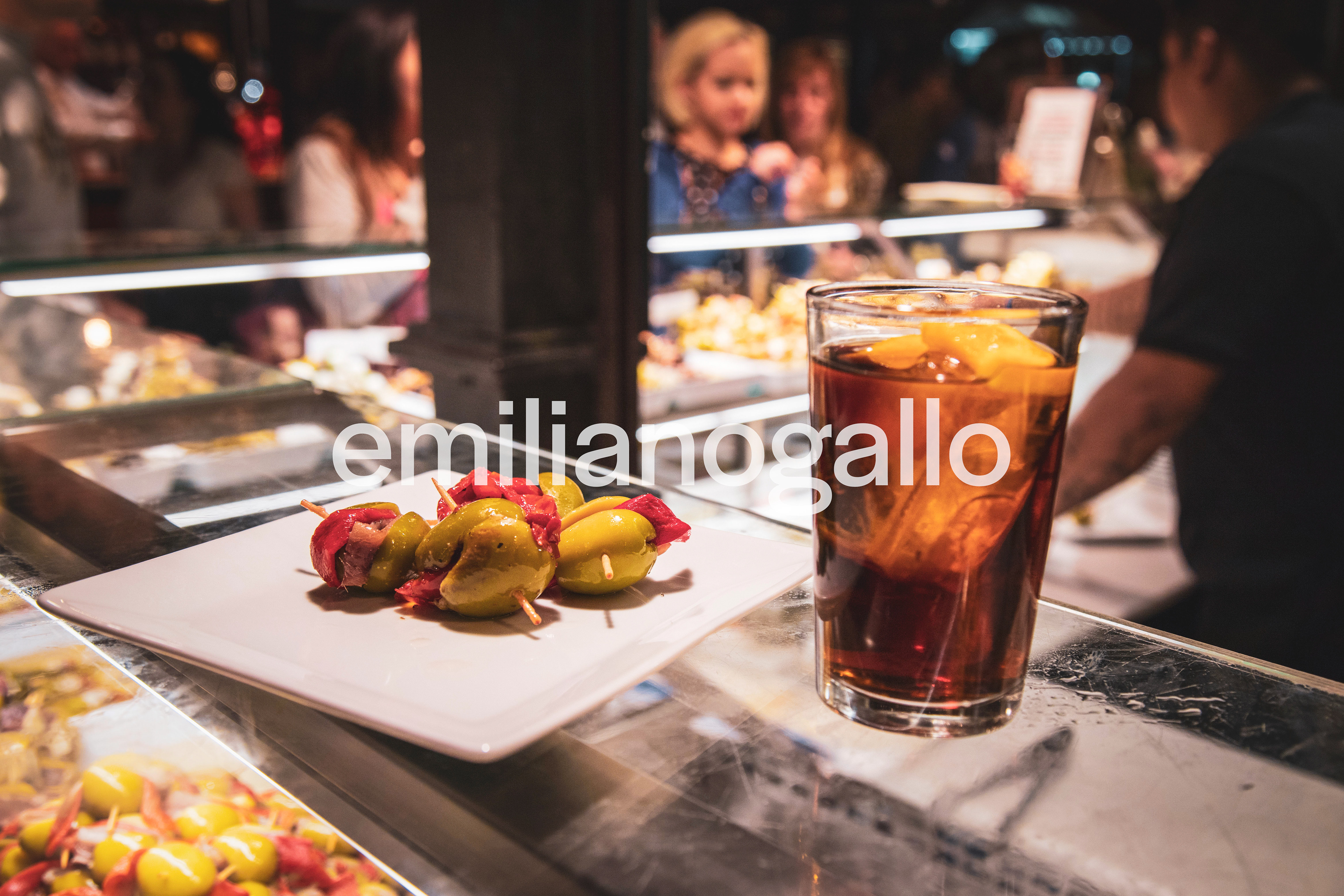 La hora del vermut / Mercado de San Miguel / Madrid, España