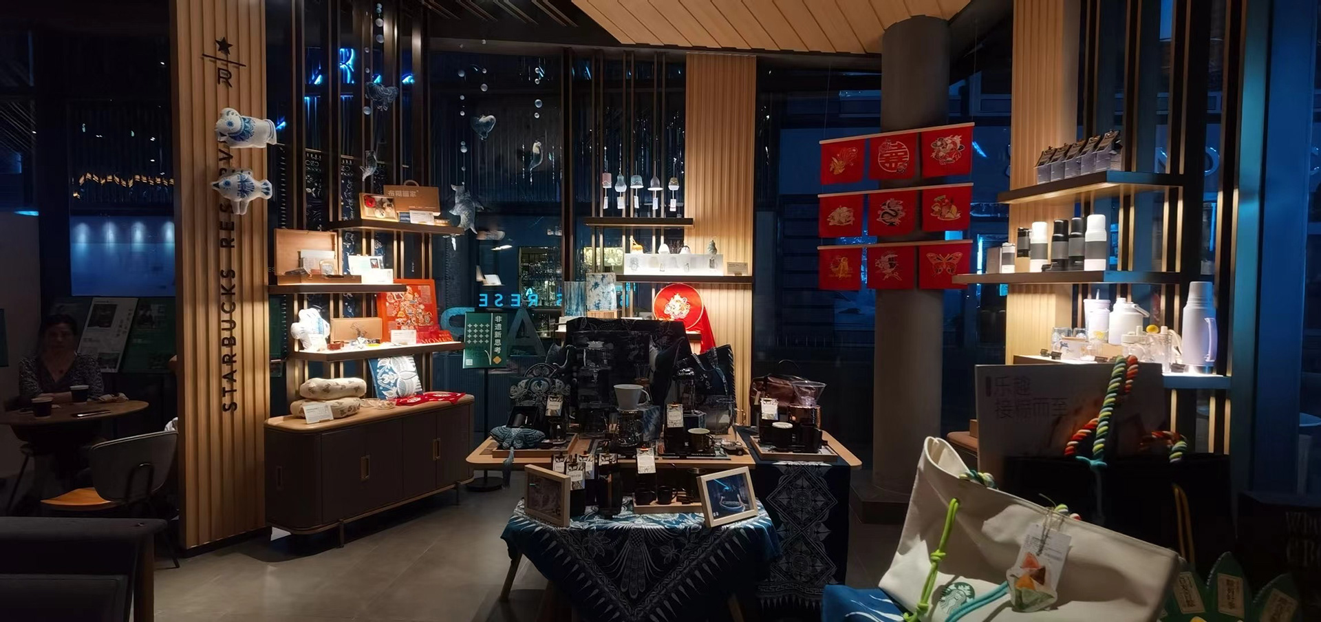 Exhibited at the Starbucks Guomao pop-up store in Beijing.