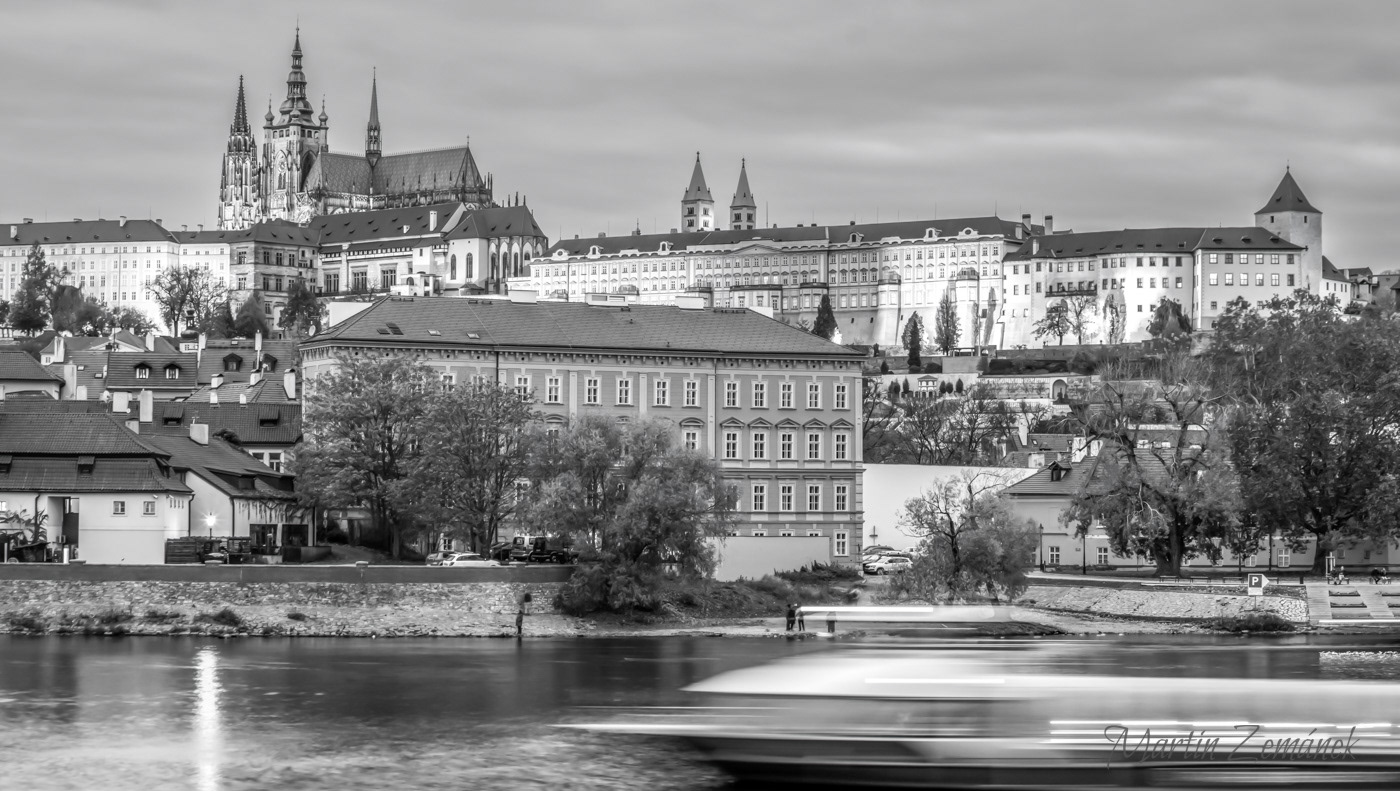 Pohled z Alšova nábřeží na Pražský hrad