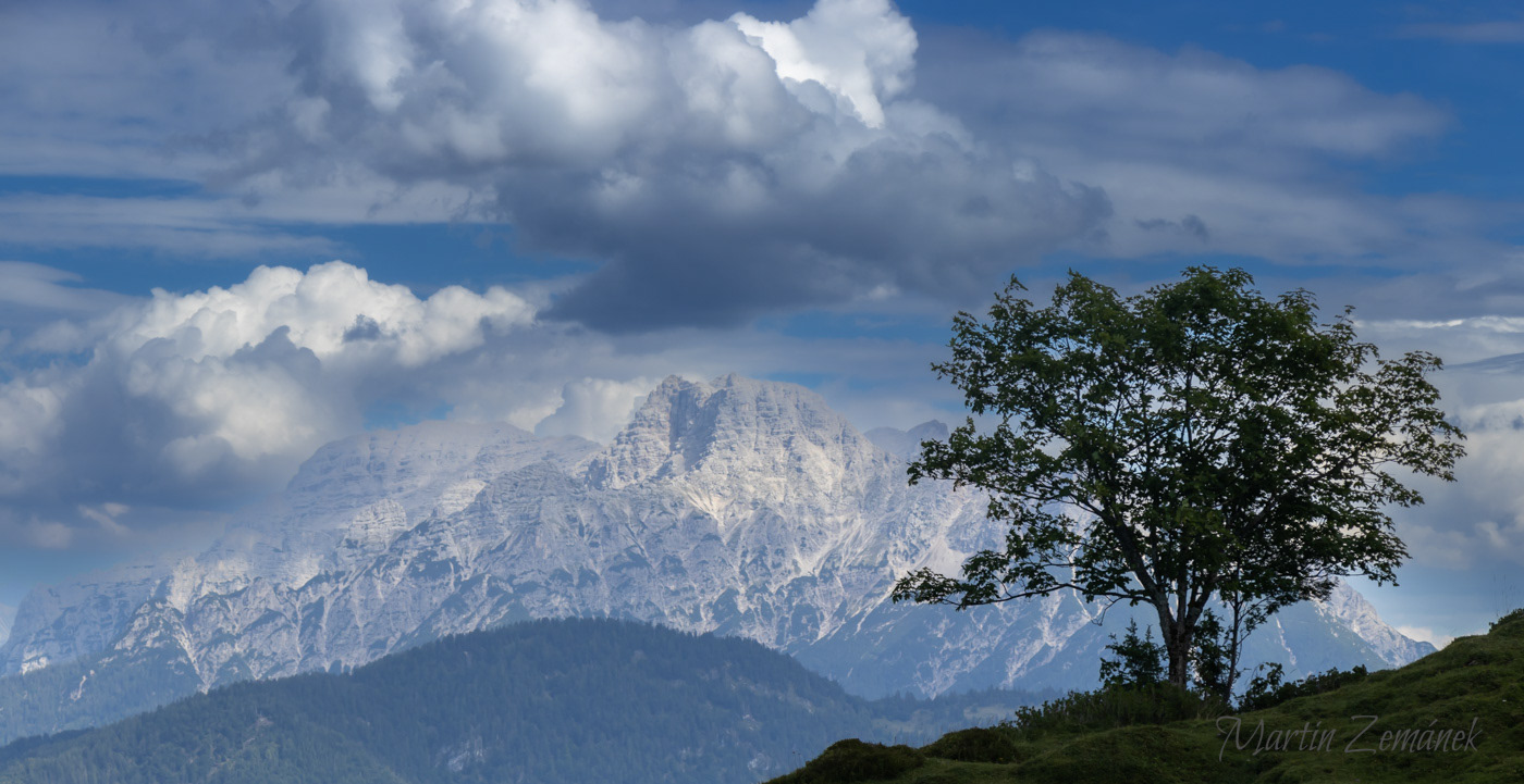 Gemeinde Tirol - pohled na vzdálené hory