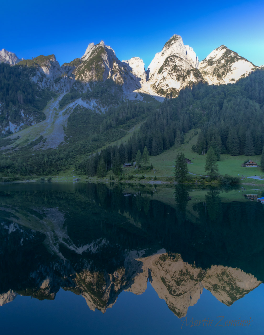 Vrcholky skal odrážející se v jezeru Gosau