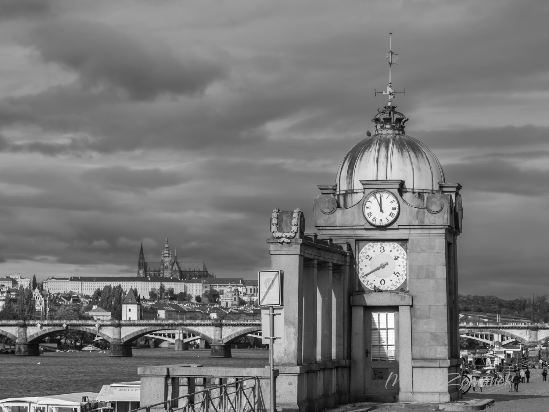 Limnigraf na Výtoni s výhledem na Pražský hrad