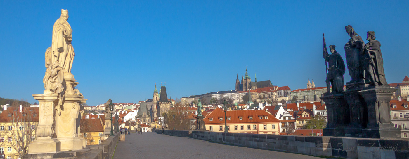 Ranní Karlův most bez lidí