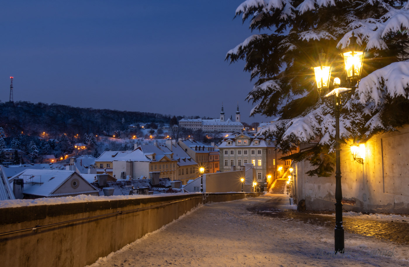 Zimní ráno - pohled na Strahovský klášter z Hradčanského náměstí