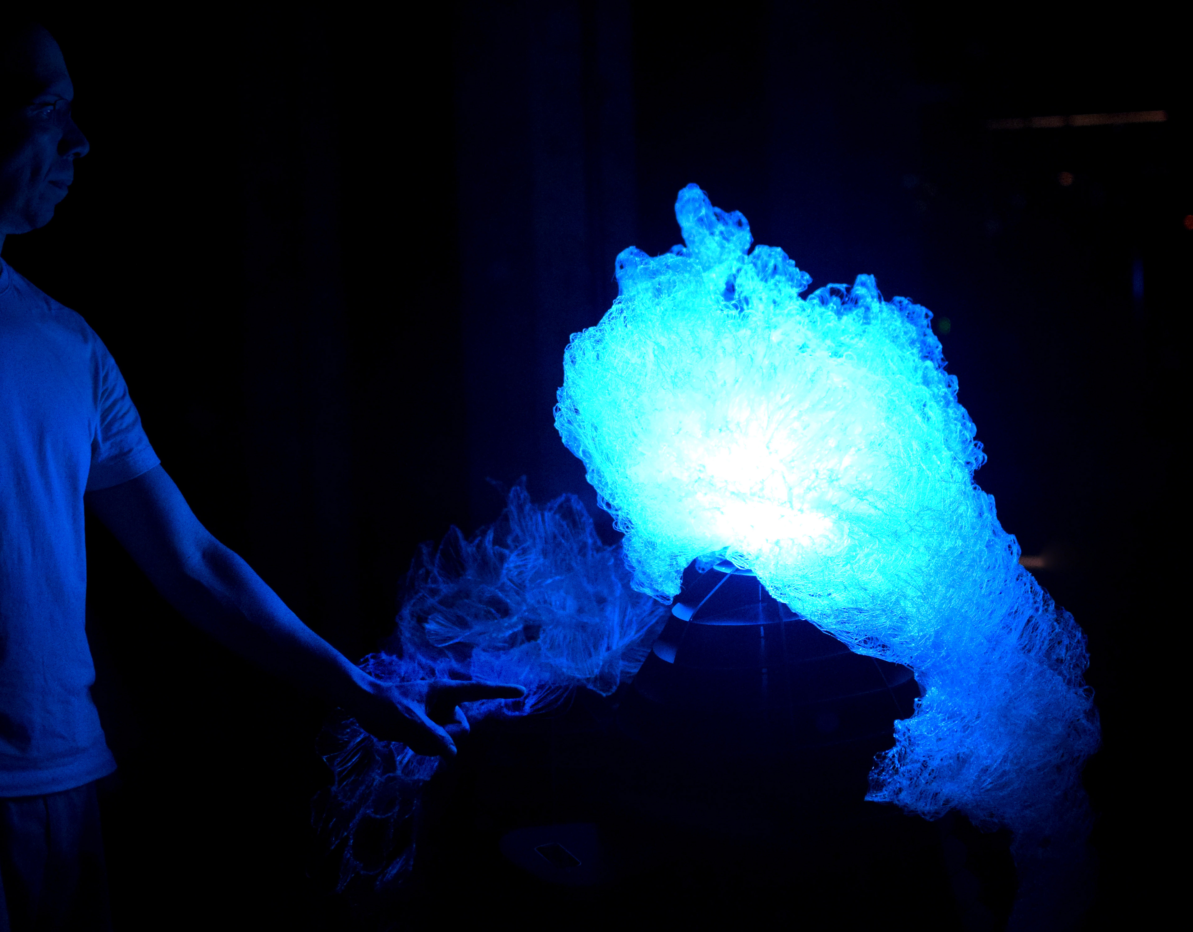 Creatures: gesture nº ONE: activates only the largest object with specific rhythm and colors