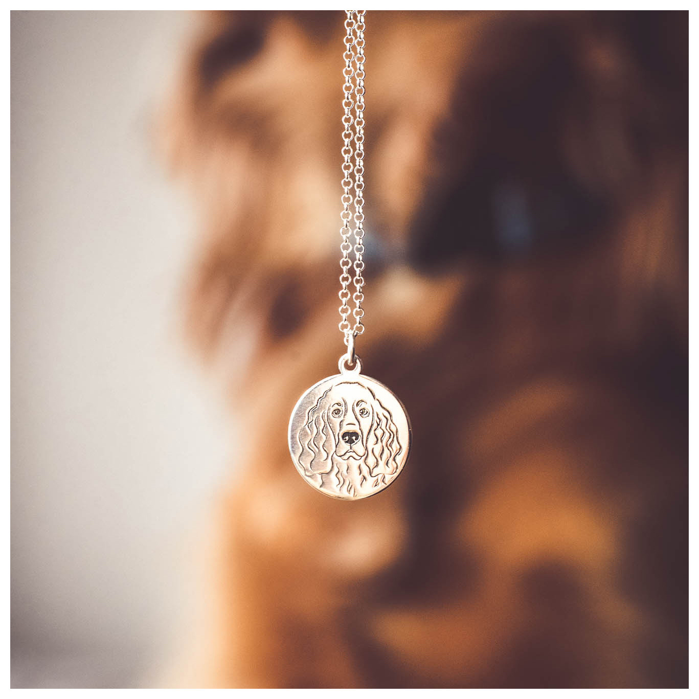 Fotografia biżuterii z udziałem psa | naszyjnik Petarda Design