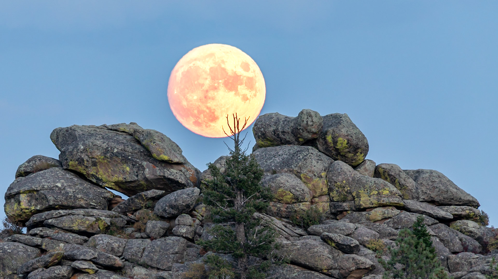 Full moonset over rocks