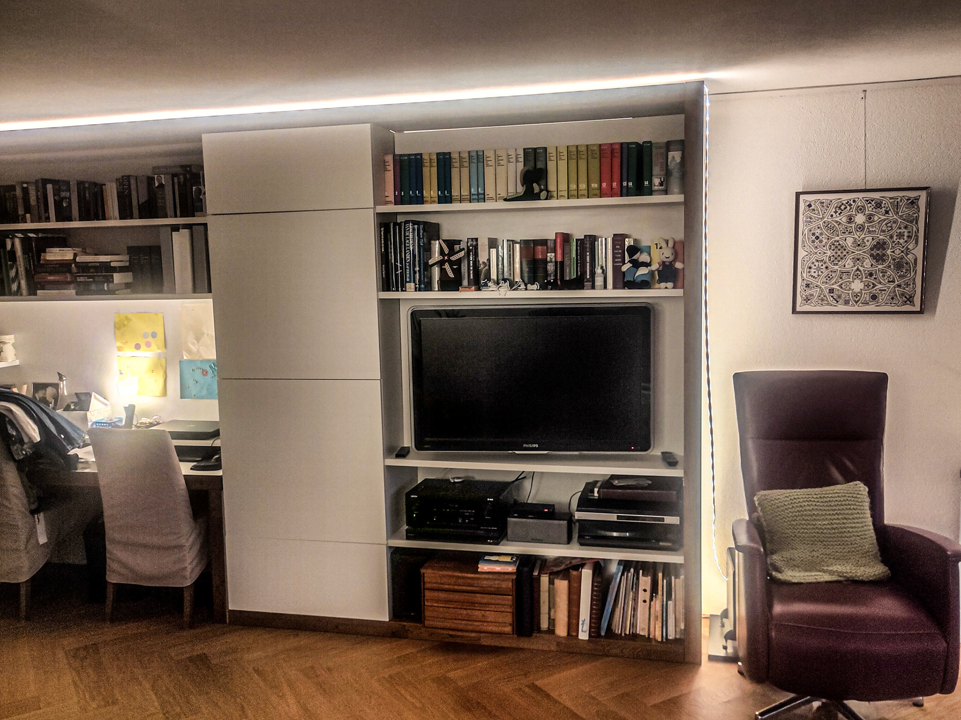 Opdracht: Klanten willen graag een vitrinekast maken in de stijl van de kast aan de overkant, met ledverlichting en een uitschuifbare tafel in het midden.