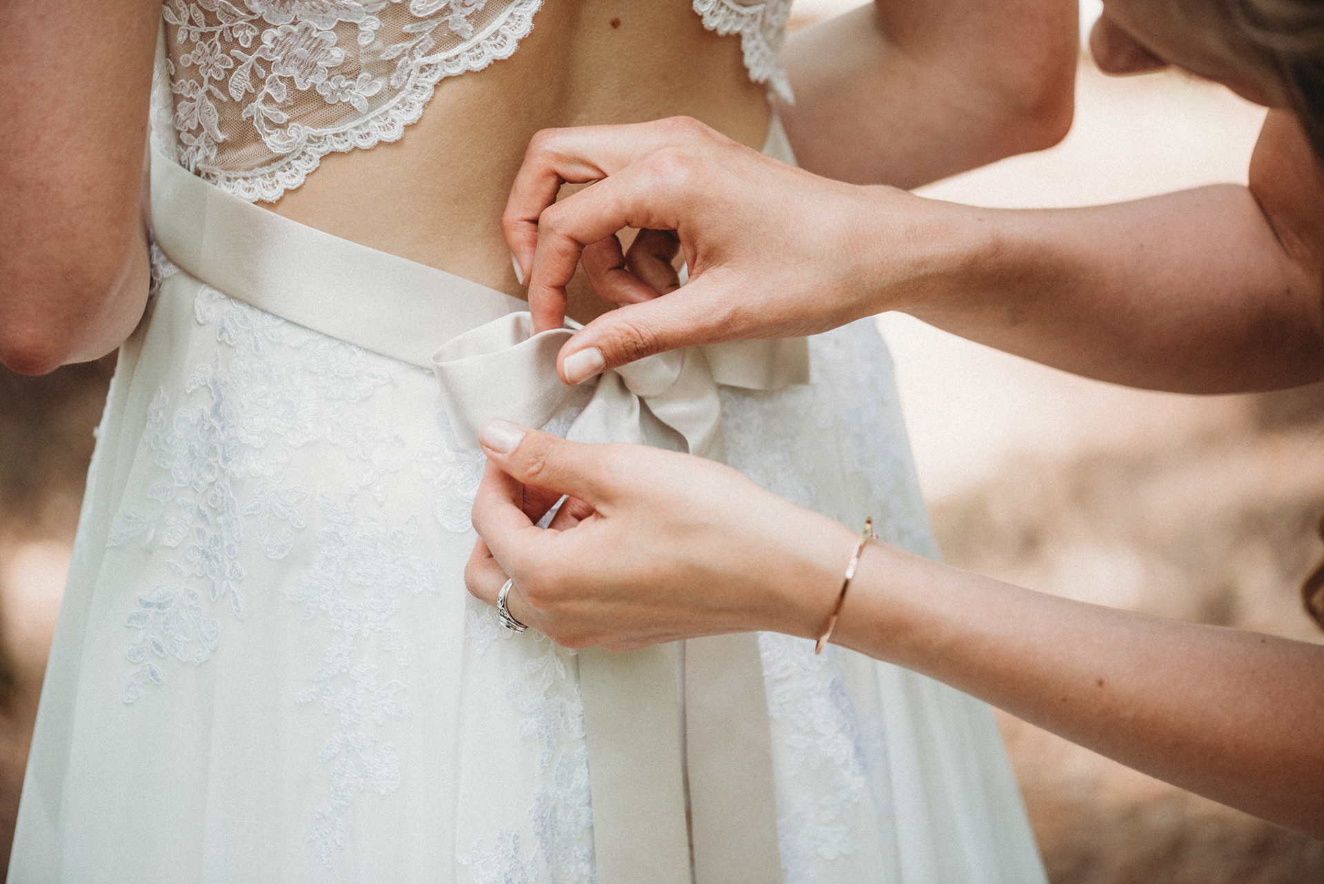 Hochzeitskleid binden