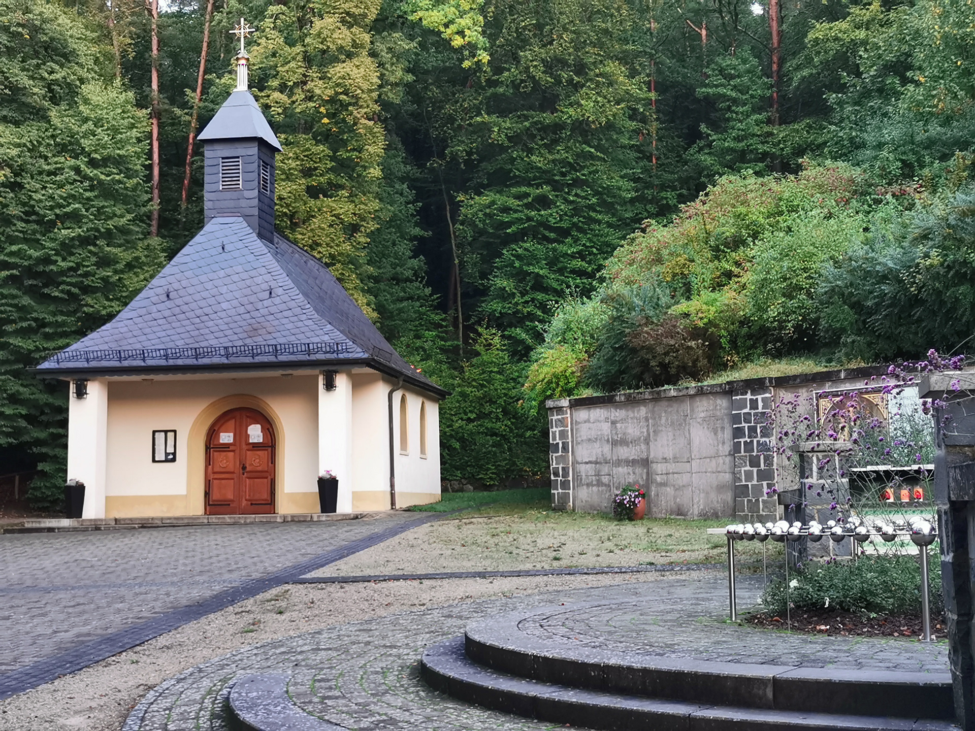 Marienkapelle und stilisierter Rosenkranz