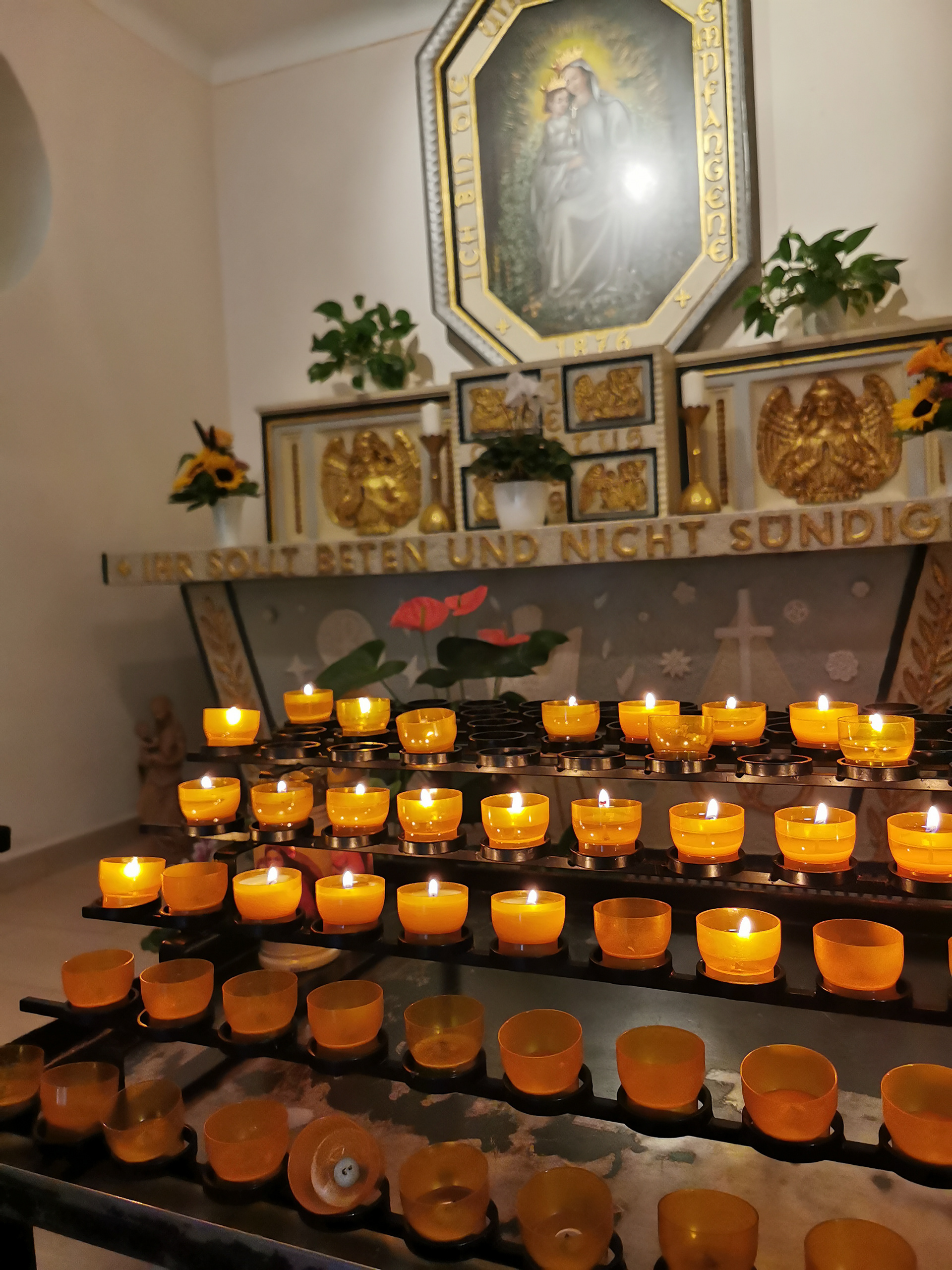 Kerzenlichter im Altarraum der Marienkapelle von Marpingen